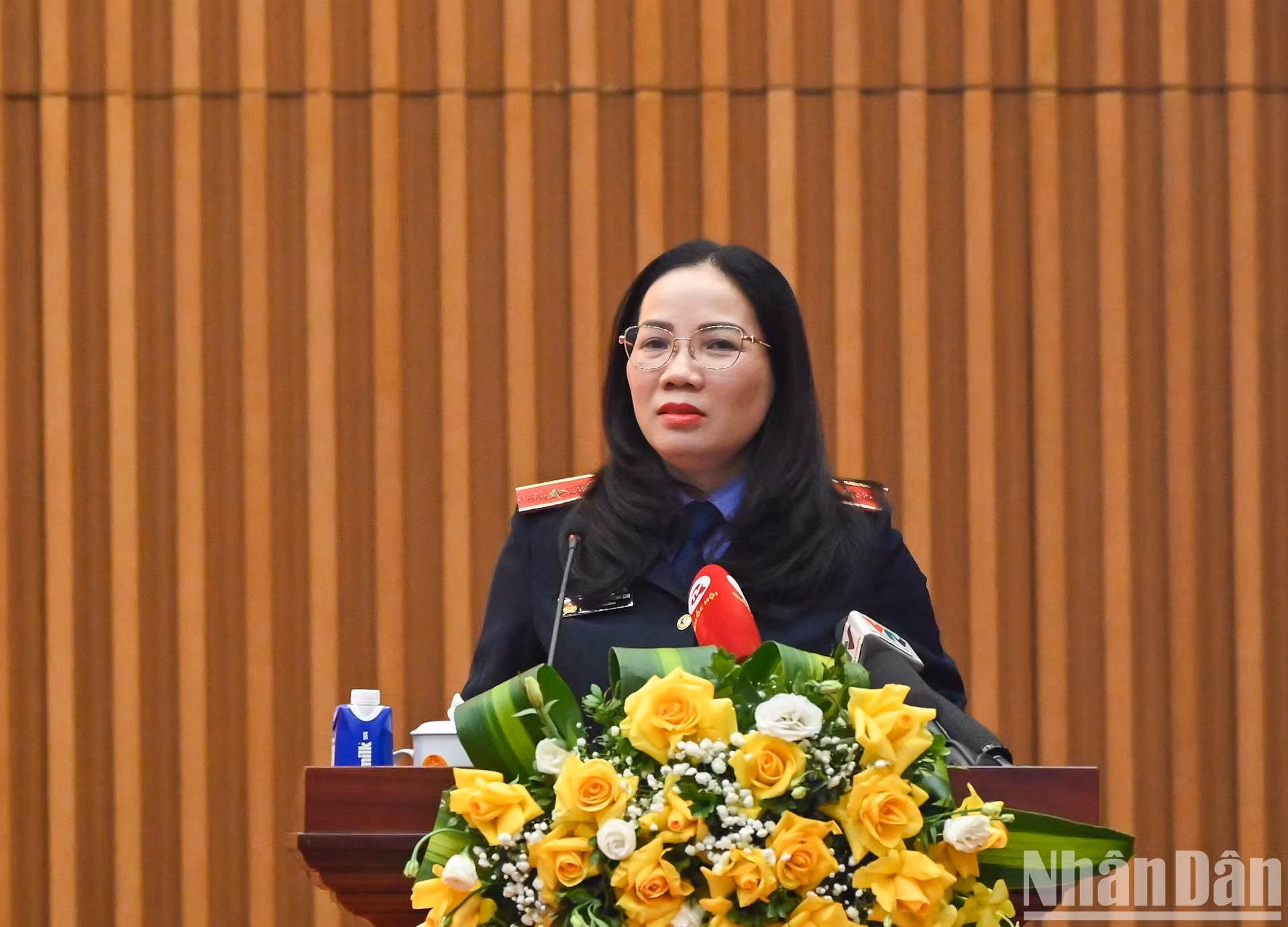 Una delegada presenta su ponencia.