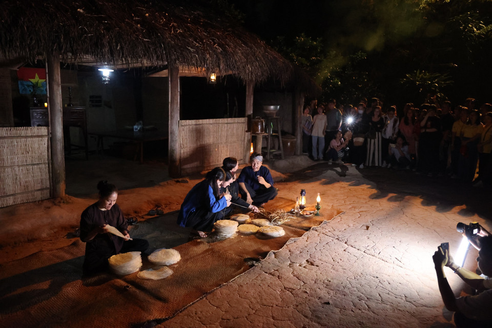 La vida cotidiana del pueblo en la zona liberada se recrea en el recorrido nocturno "Luna sobre la zona de guerra" en los Túneles de Cu Chi.