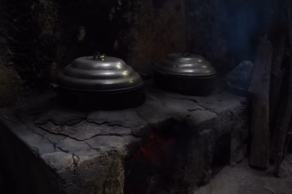 La estufa de Hoang Cam (sistema de entrada y chimenea que difundía y disipaba el humo de la cocina, lo que impedía la detección aérea del humo) fue ampliamente utilizada en el sistema de túneles. La estufa de Hoang Cam (sistema de entrada y chimenea que difundía y disipaba el humo de la cocina, lo que impedía la detección aérea del humo) fue ampliamente utilizada en el sistema de túneles.