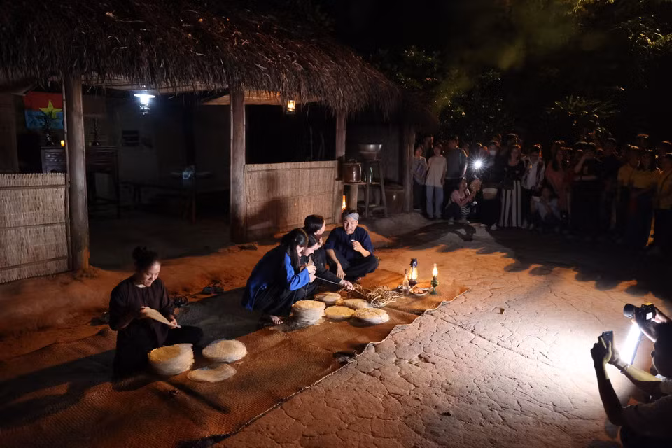 La vida cotidiana del pueblo en la zona liberada se recrea en el recorrido nocturno "Luna sobre la zona de guerra" en los Túneles de Cu Chi. La vida cotidiana del pueblo en la zona liberada se recrea en el recorrido nocturno "Luna sobre la zona de guerra" en los Túneles de Cu Chi.
