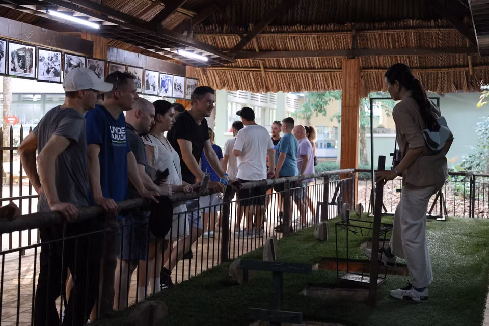 Visitantes extranjeros escuchan atentamente la explicación del guía sobre la utilidad de las trampas en combate. Visitantes extranjeros escuchan atentamente la explicación del guía sobre la utilidad de las trampas en combate.