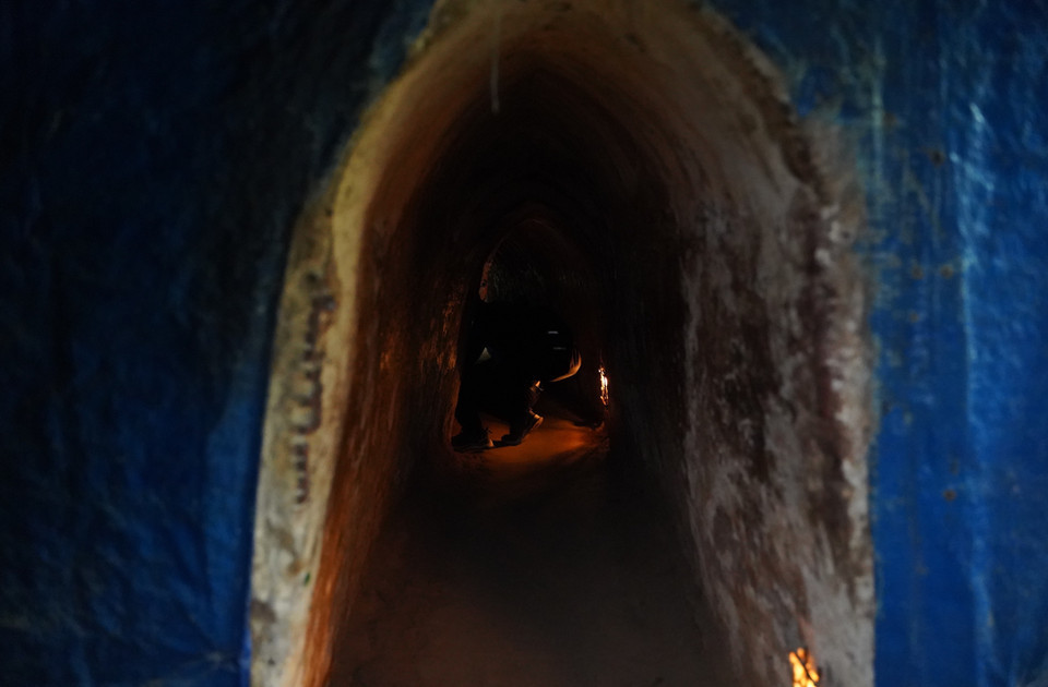 Los visitantes deben agacharse muy cerca del suelo para poder moverse dentro del túnel, debido a su espacio reducido y la oscuridad.