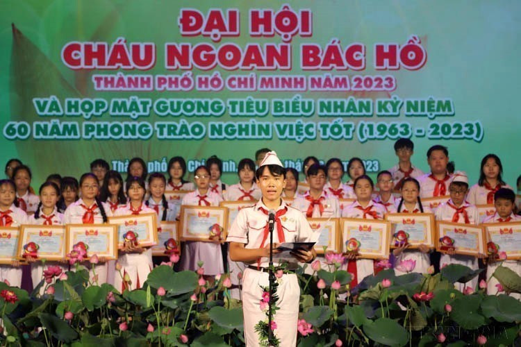 El niño Nguyen Hoang Thang pronuncia un discurso en el programa de reconocimiento de los Niños Buenos del Tío Ho en Ciudad Ho Chi Minh en 2023.