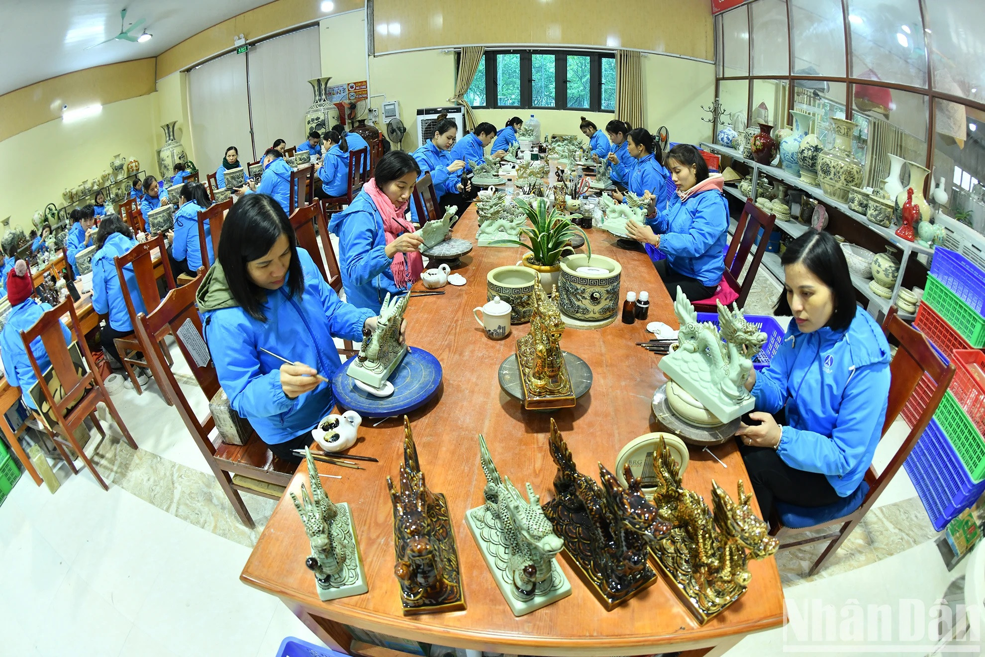 Artesanos y trabajadores de la empresa se esmeran en la producción. Artesanos y trabajadores de la empresa se esmeran en la producción.