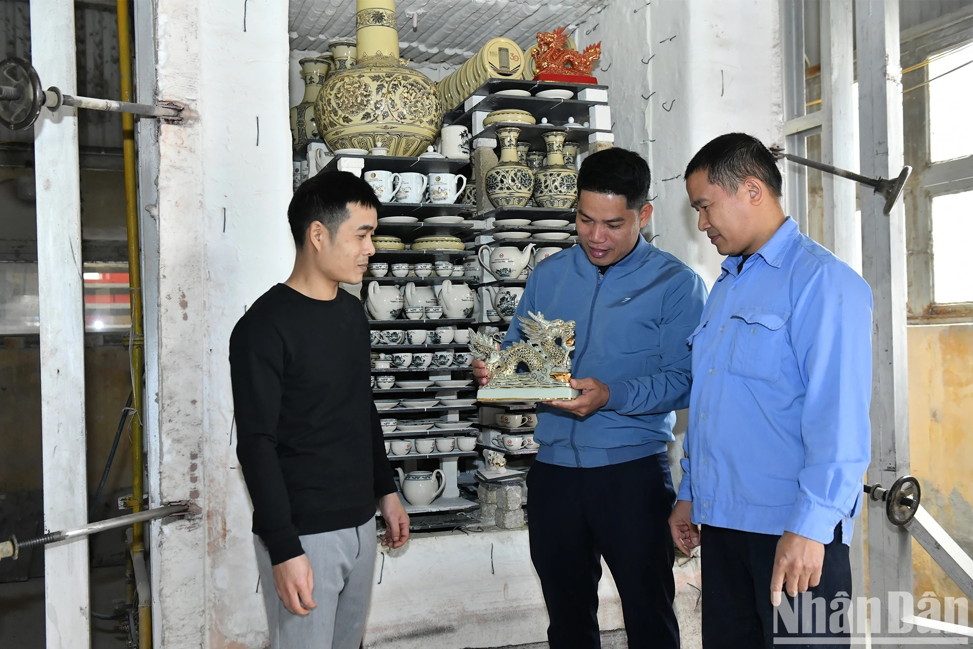 Chequeo de calidad de un producto recién finalizado. Chequeo de calidad de un producto recién finalizado.