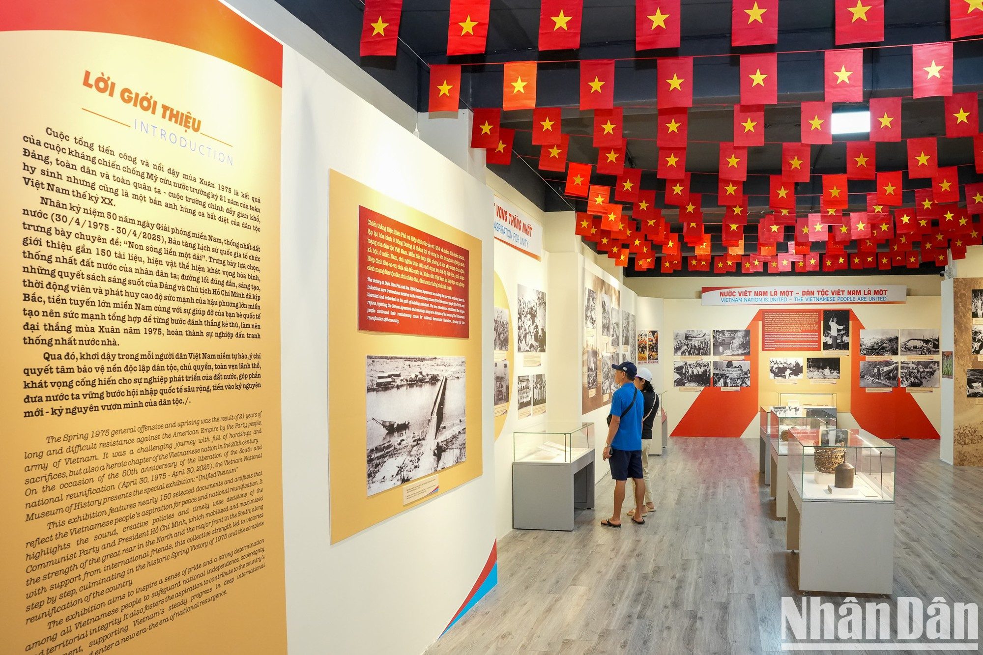 Con motivo del 50 aniversario del Día de la Liberación del Sur y la Reunificación nacional (30 de abril de 1975), la exposición presenta cerca de 150 documentos y objetos históricos agrupados en tres subtemas: "La aspiración a la reunificación", "Vietnam es uno solo — El pueblo vietnamita es uno solo" y "Una Patria reunificada". Con motivo del 50 aniversario del Día de la Liberación del Sur y la Reunificación nacional (30 de abril de 1975), la exposición presenta cerca de 150 documentos y objetos históricos agrupados en tres subtemas: "La aspiración a la reunificación", "Vietnam es uno solo — El pueblo vietnamita es uno solo" y "Una Patria reunificada".