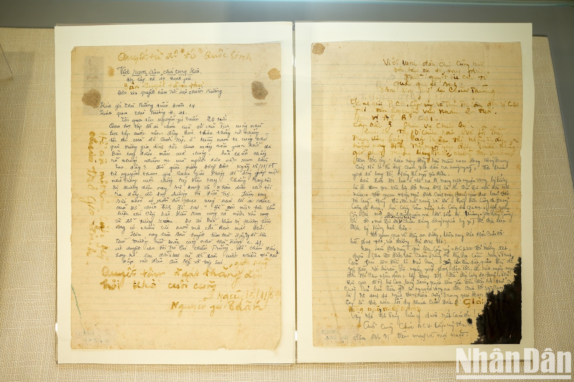 Cartas escritas con sangre por dos jóvenes del Norte que solicitaban alistarse otra vez en el ejército para ir a luchar al Sur. Cartas escritas con sangre por dos jóvenes del Norte que solicitaban alistarse otra vez en el ejército para ir a luchar al Sur.