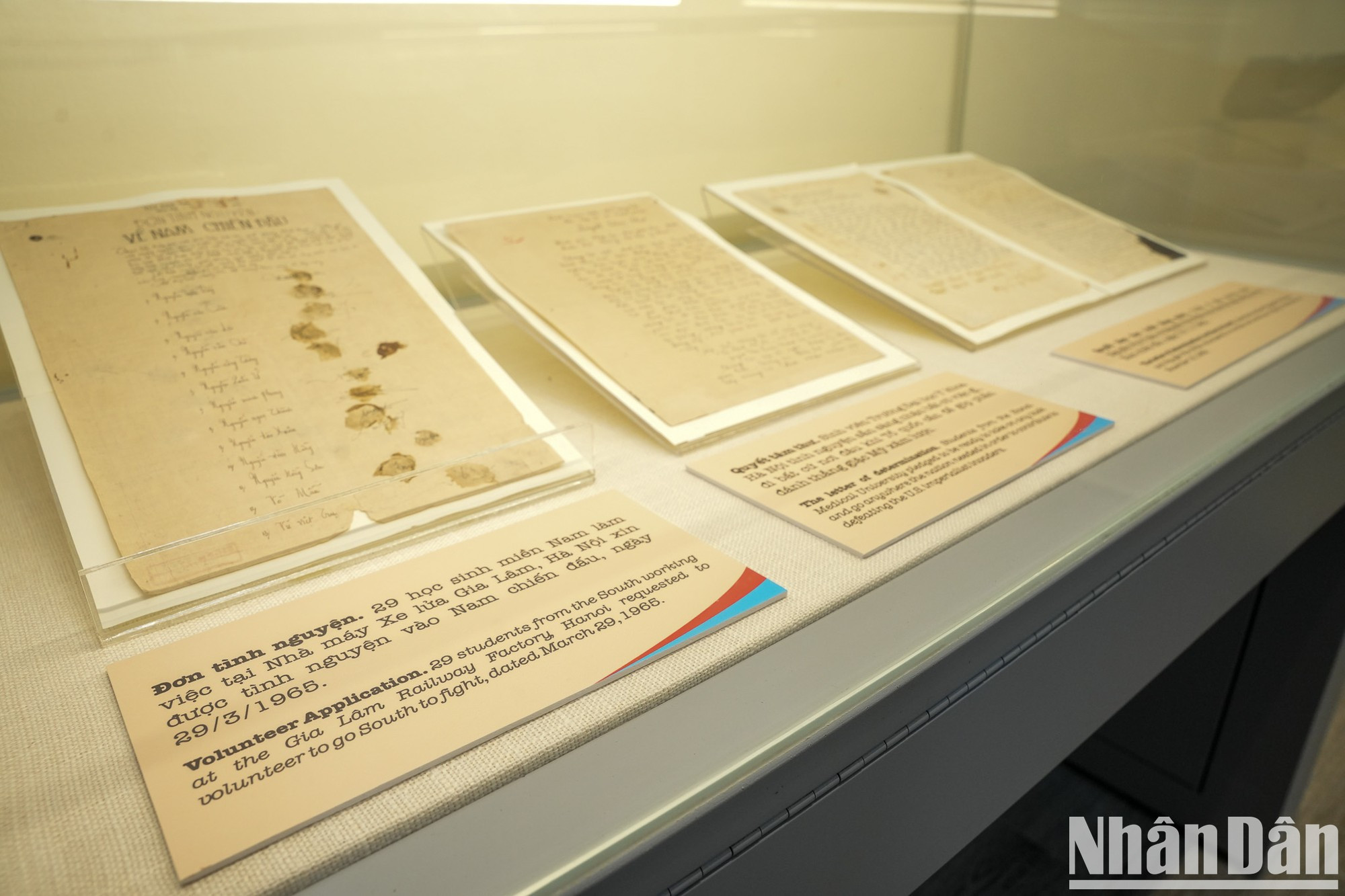 Cartas escritas y firmadas con sangre por jóvenes que se consagraban a marchar al frente y luchar en defensa por la Patria. Cartas escritas y firmadas con sangre por jóvenes que se consagraban a marchar al frente y luchar en defensa por la Patria.