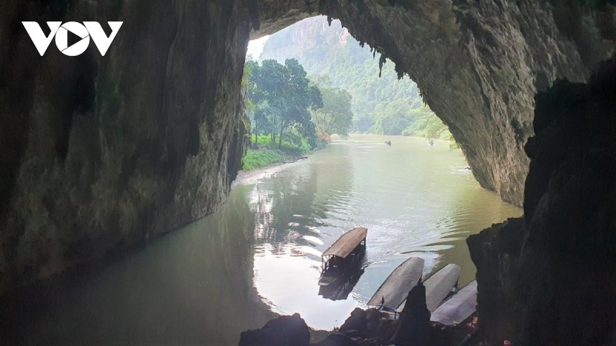 La cueva de Puong se extiende a lo largo de unos 300 metros de longitud con estalactitas de varias formas. La cueva de Puong se extiende a lo largo de unos 300 metros de longitud con estalactitas de varias formas.