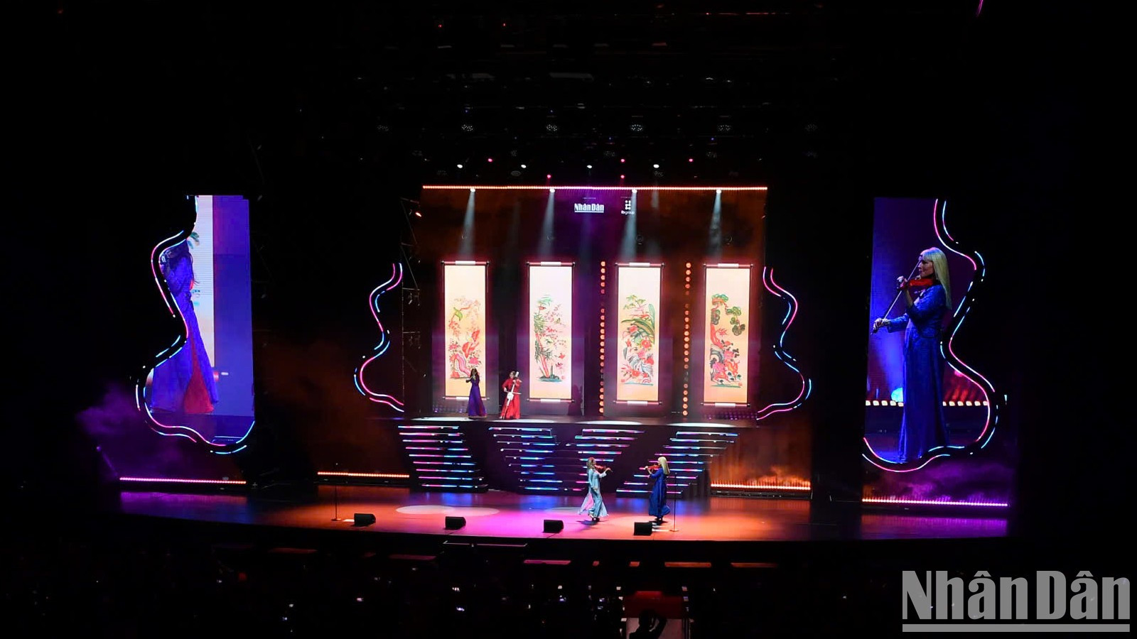 El escenario se monta con la imagen de un violín y las seductoras curvas de una joven.