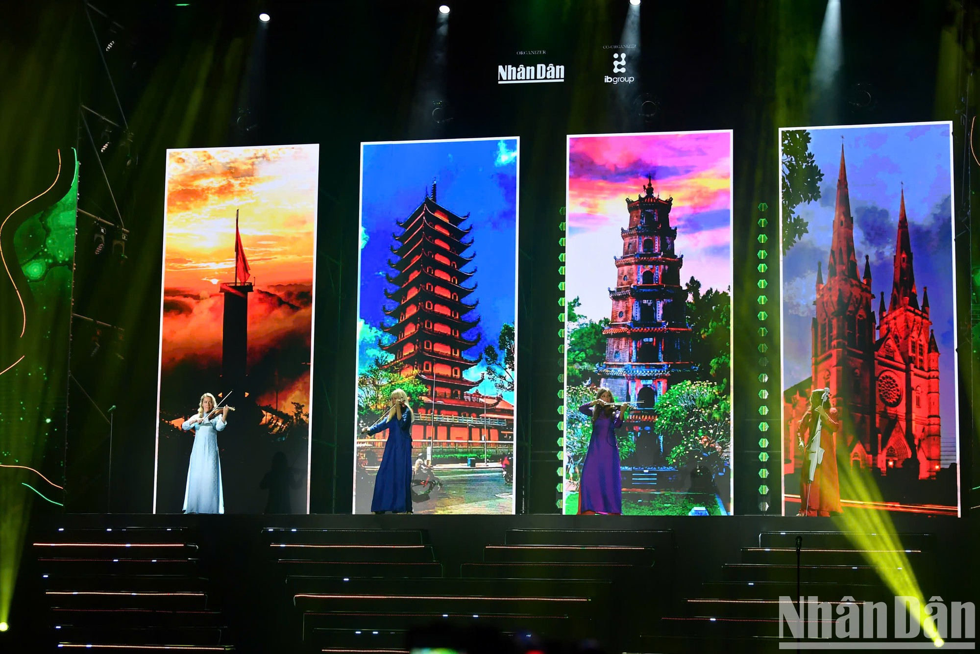 Los paisajes vietnamitas se presentan en el estilo de la gama “Tu binh”.