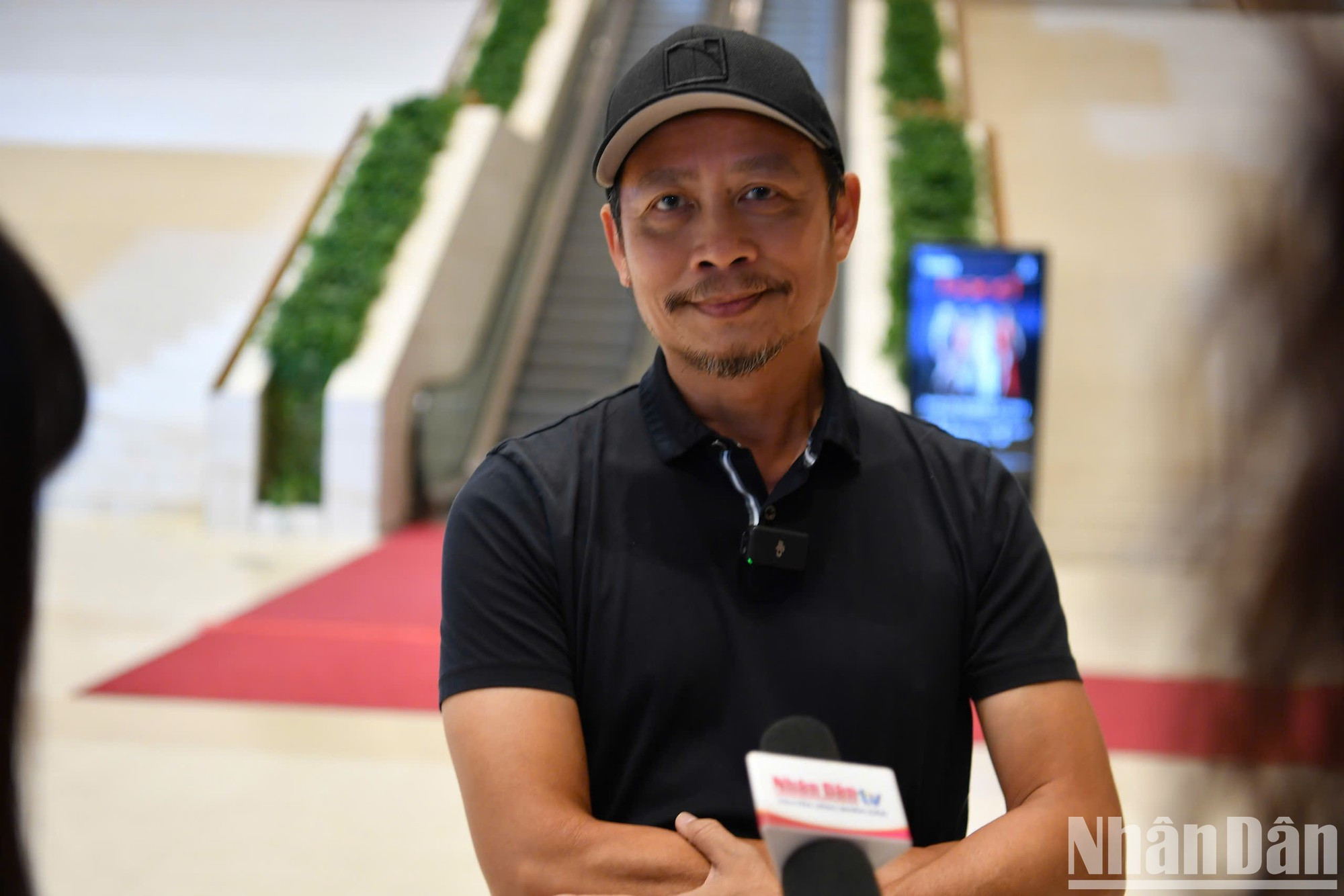 El director del evento, Pham Hoang Nam, se entrevista con la prensa.