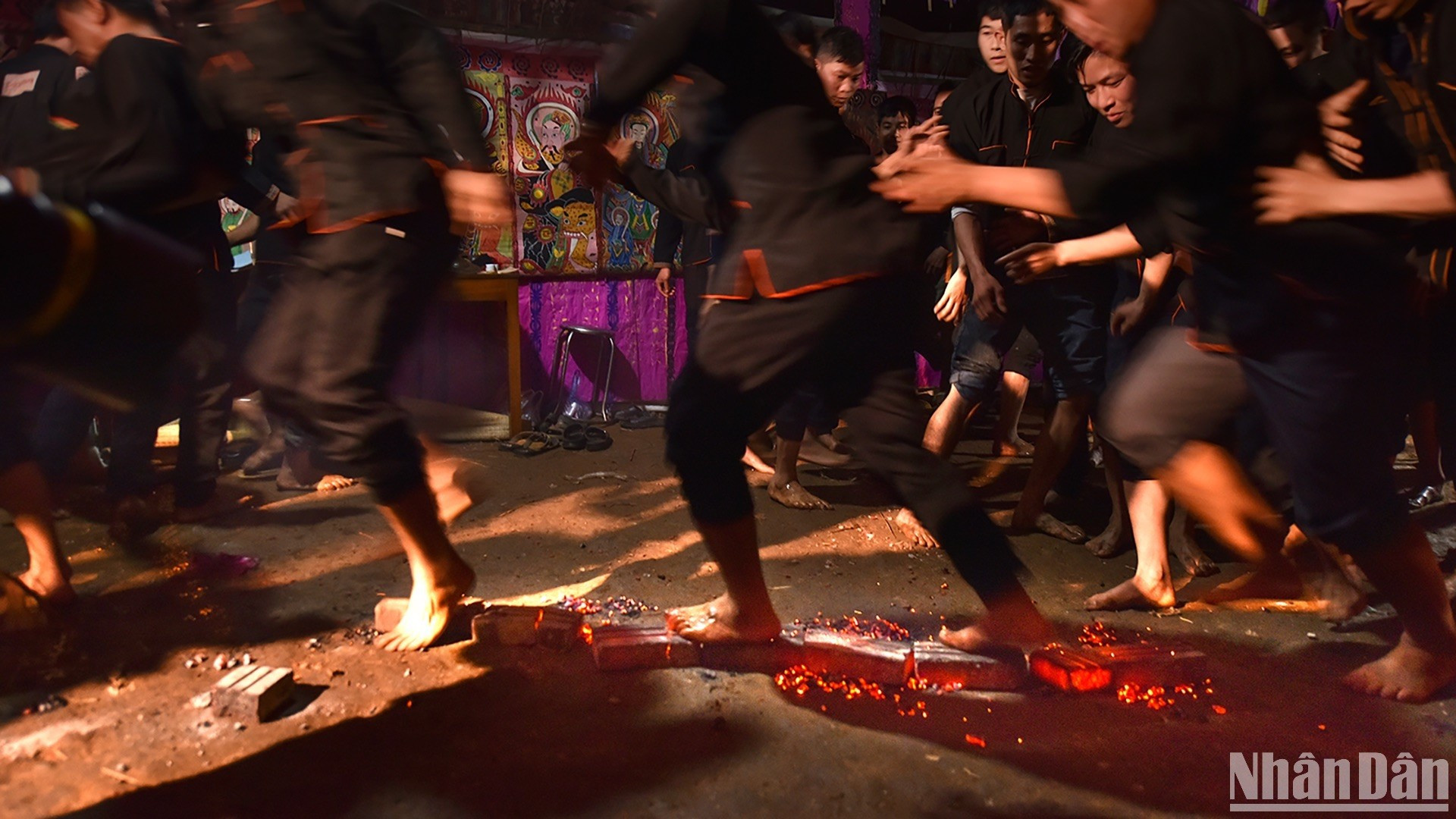 Más allá de una mera manifestación religiosa, el “cap sac” representa el saber y la cultura autóctonos, cristalizados en cada cántico, danza, ademán y pieza de tela. Más allá de una mera manifestación religiosa, el “cap sac” representa el saber y la cultura autóctonos, cristalizados en cada cántico, danza, ademán y pieza de tela.