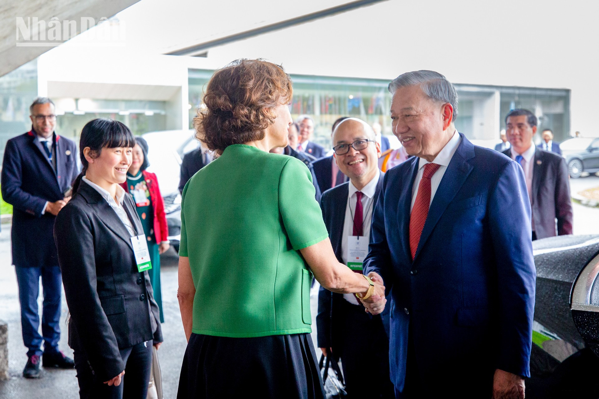 La directora general de la Unesco, Audrey Azoulay, da la bienvenida a To Lam. La directora general de la Unesco, Audrey Azoulay, da la bienvenida a To Lam.