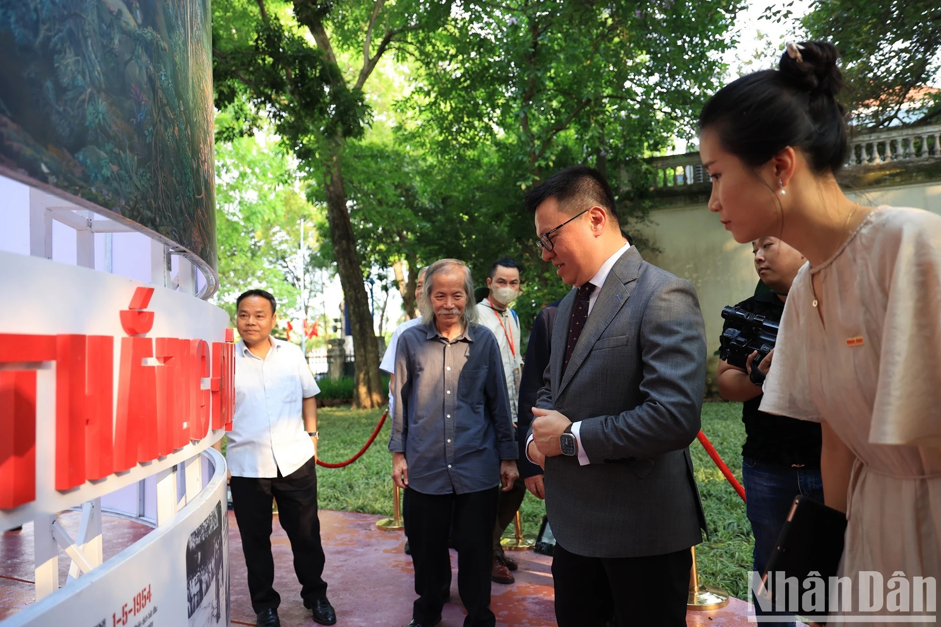 El camarada Le Quoc Minh y los delegados recorren el recinto de exhibición.