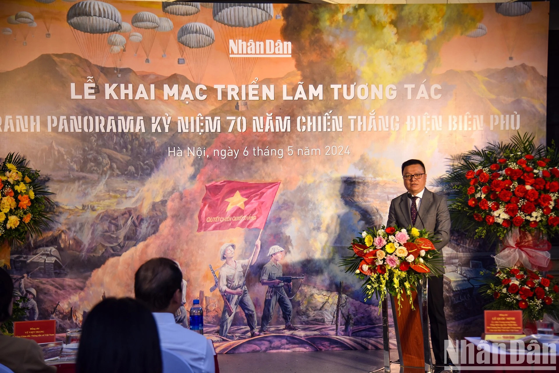 Al intervenir en el acto inaugural de la muestra, Le Quoc Minh, miembro del Comité Central del Partido Comunista de Vietnam (PCV) y subjefe de su Comisión de Comunicación y Educación, presidente-editor de Nhan Dan y titular de la Asociación nacional de Periodistas, se refirió al reciente lanzamiento por parte del rotativo de un portal especial sobre el desarrollo de la campaña de Dien Bien Phu, que calificó de idea innovadora. Aun así, consciente de que los periódicos impresos son su producto núcleo, el equipo de Nhan Dan concibió la iniciativa sobre una pintura panorámica en papel a la cual integrarían funciones interactivas para enriquecer la experiencia del lector.