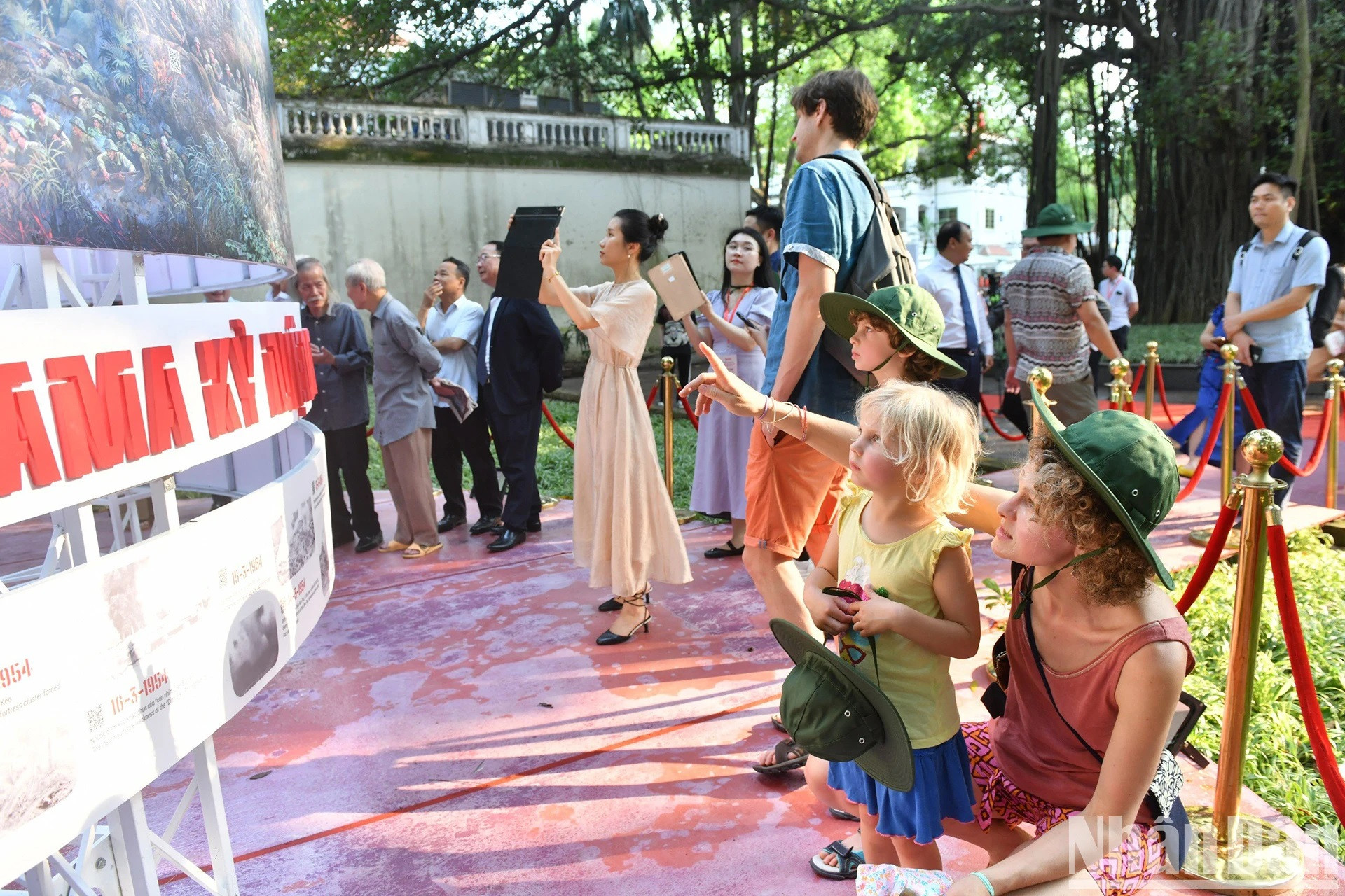 Turistas extranjeros visitan la exhibición.