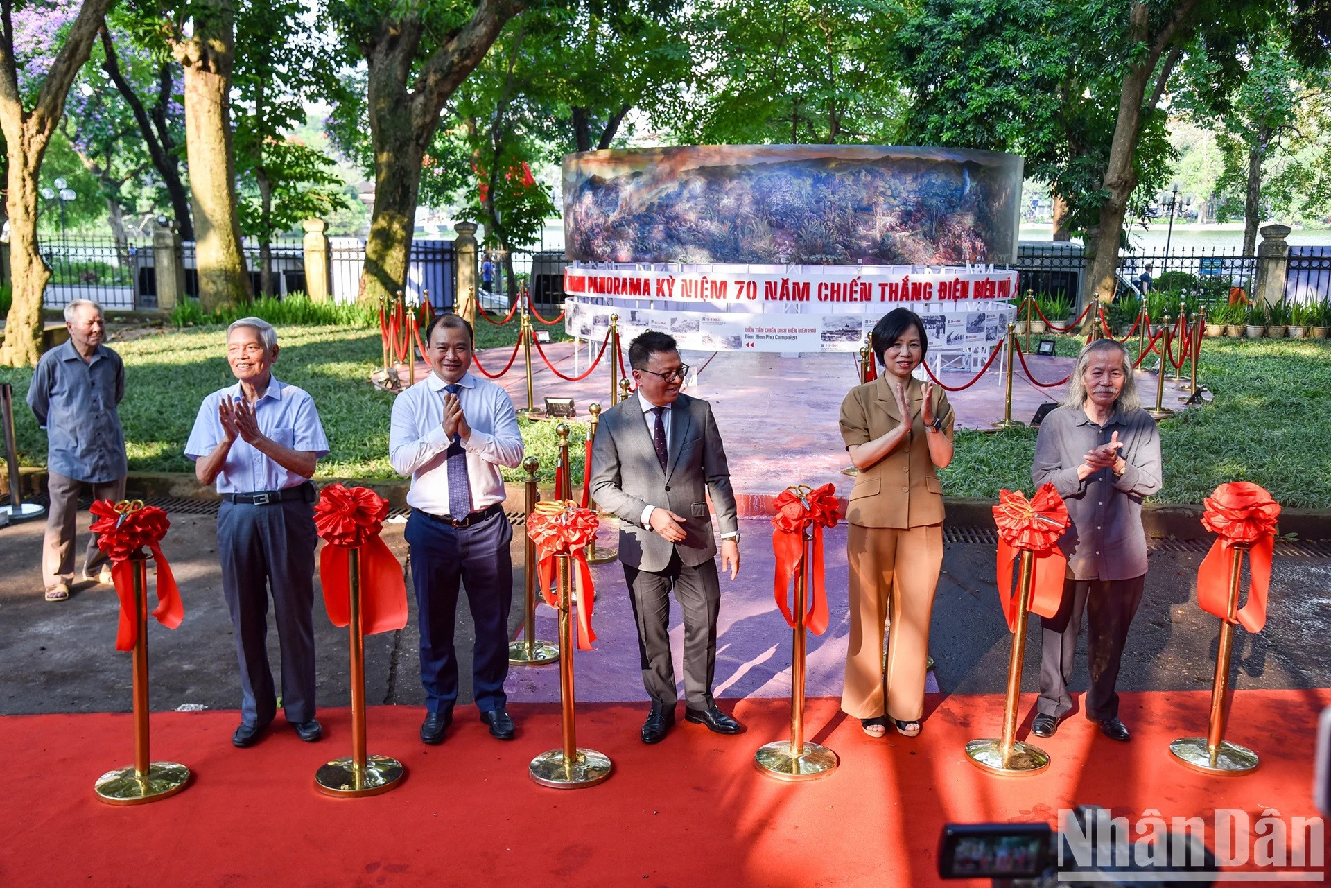 Los delegados cortan la cinta inaugural.
