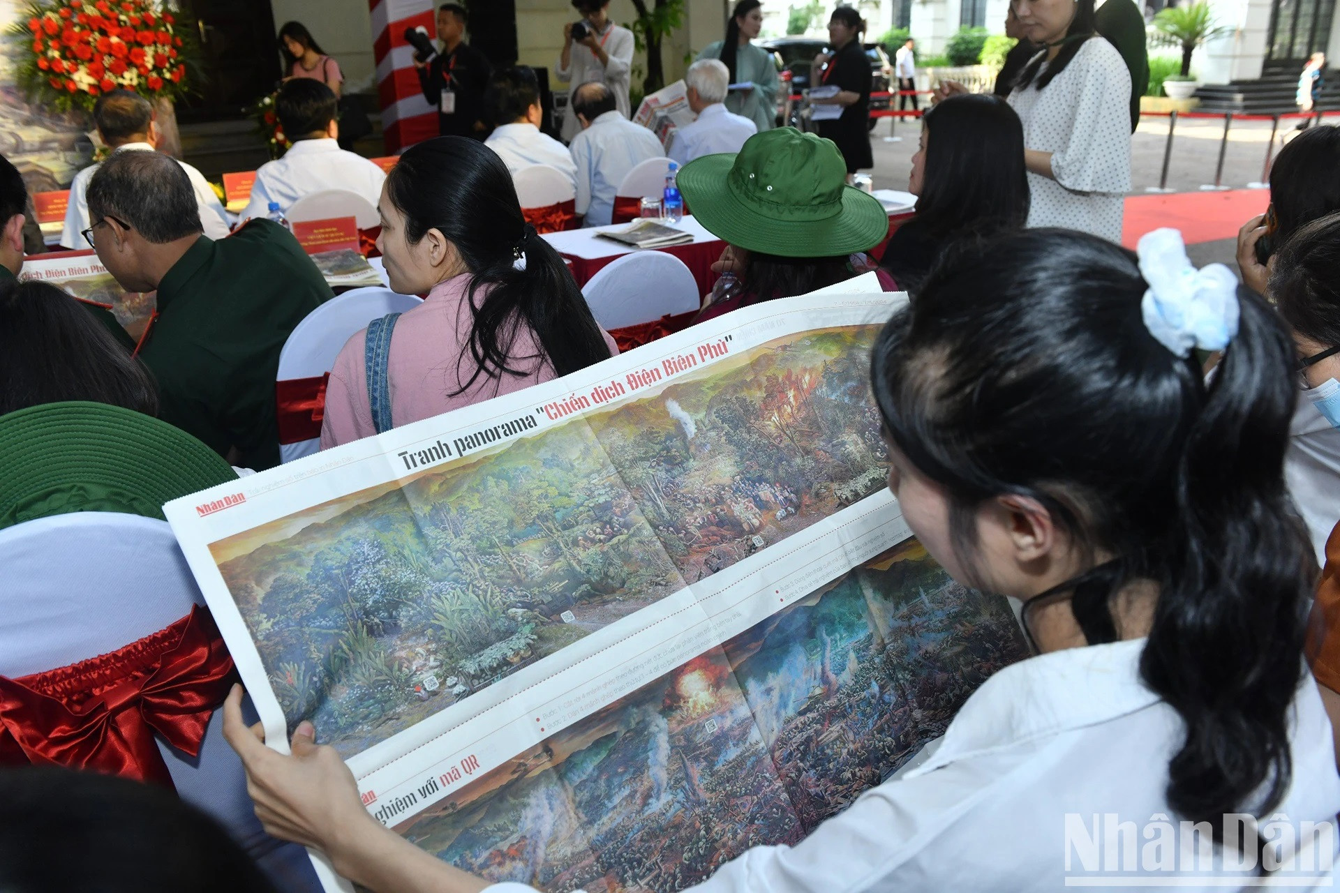 El suplemento de 12 páginas es una entrega especial de la edición del 7 de mayo de 2024 del periódico Nhan Dan. Cuatro de las páginas contienen artículos sobre la legendaria campaña, otras contienen un resumen de su desarrollo en vietnamita e inglés, y el resto contiene el cuadro panorámico «Campaña de Dien Bien Phu», cuya versión original se expone en el Museo de la Victoria de Dien Bien Phu, en la provincia norteña de Dien Bien.