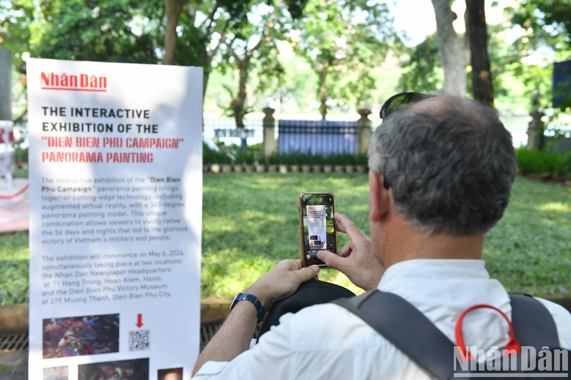 Los entusiastas de la tecnología pueden utilizar sus teléfonos móviles para escanear los códigos QR repartidos por el recinto de la exposición y contemplar el cuadro y sus detalles a través del prisma de la tecnología de realidad aumentada.