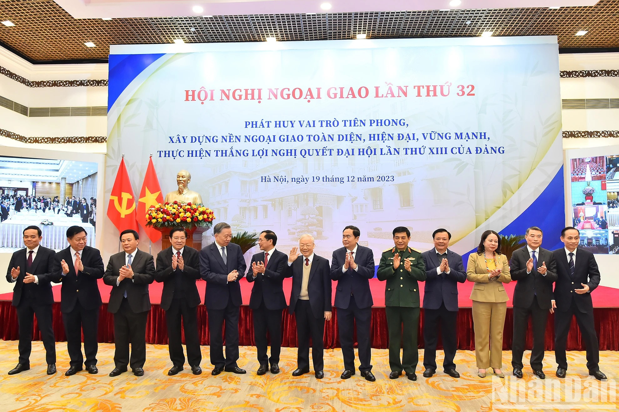 El máximo dirigente político de Vietnam posa junto a dirigentes del Partido y del Estado. El máximo dirigente político de Vietnam posa junto a dirigentes del Partido y del Estado.