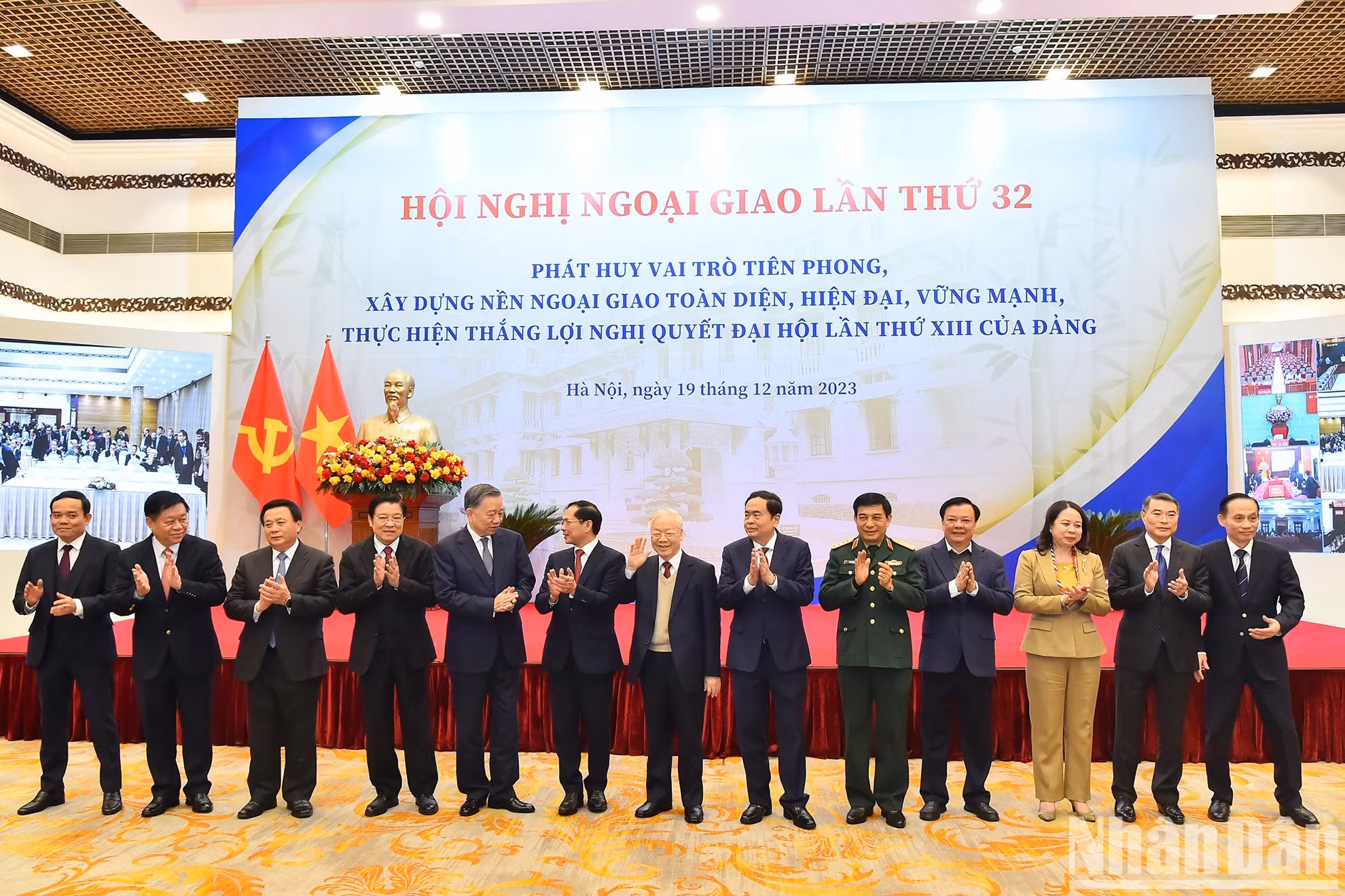 El máximo dirigente político de Vietnam posa junto a dirigentes del Partido y del Estado.