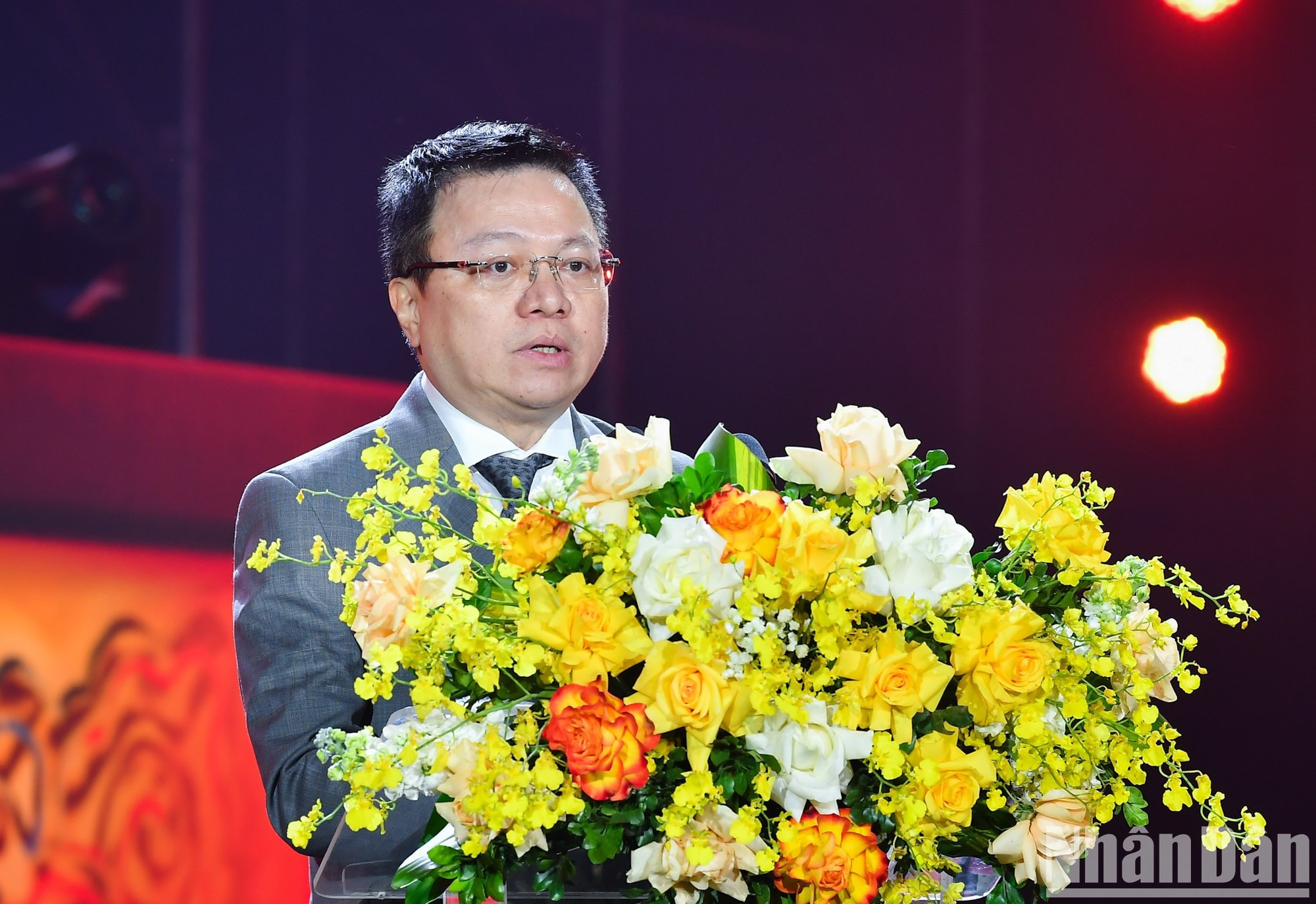 Tiene la palabra Le Quoc Minh, miembro del Comité Central del Partido Comunista de Vietnam y subjefe de su Comisión de Comunicación y Educación, presidente-editor de Nhan Dan y titular de la Asociación de Periodistas del país. Tiene la palabra Le Quoc Minh, miembro del Comité Central del Partido Comunista de Vietnam y subjefe de su Comisión de Comunicación y Educación, presidente-editor de Nhan Dan y titular de la Asociación de Periodistas del país.