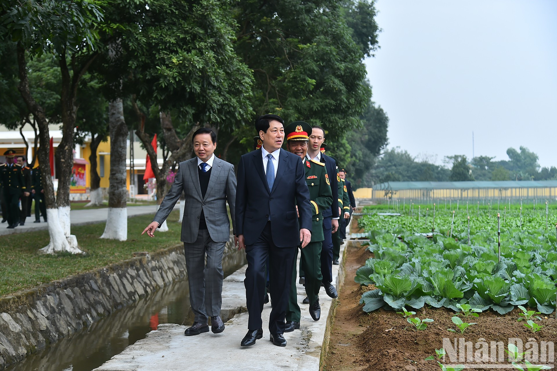 El dirigente recorre el cuartel del Regimiento 241.