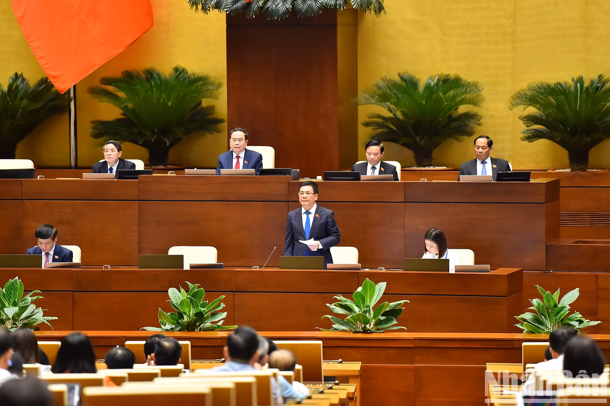 El ministro Nguyen Hong Dien esclarece dudas de los diputados.