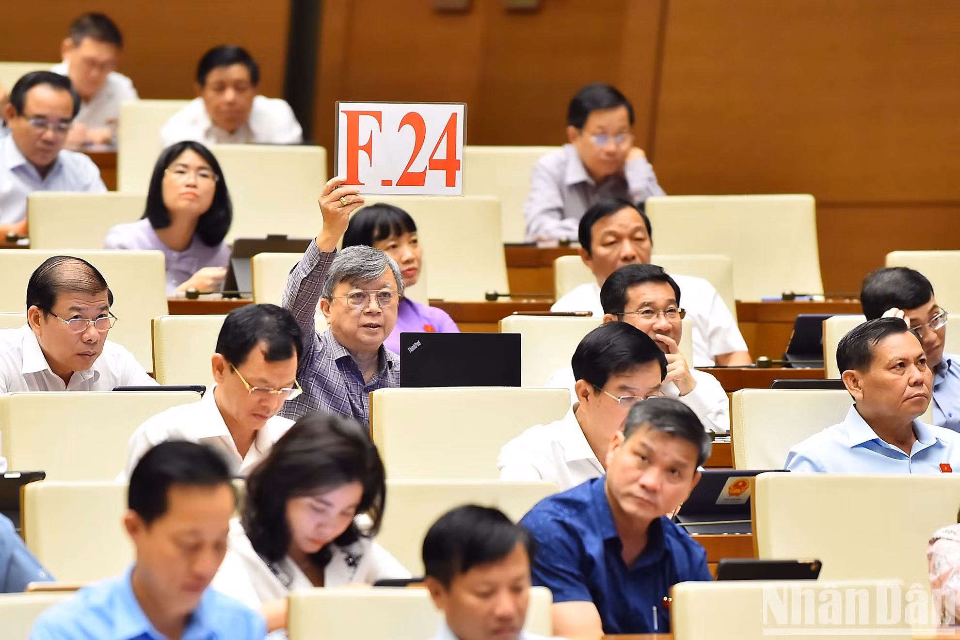 Los diputados participan con dinamismo en el coloquio. En la imagen, Truong Trong Nghia, de la delegación parlamentaria de Ciudad Ho Chi Minh, solicita turno de intervención.