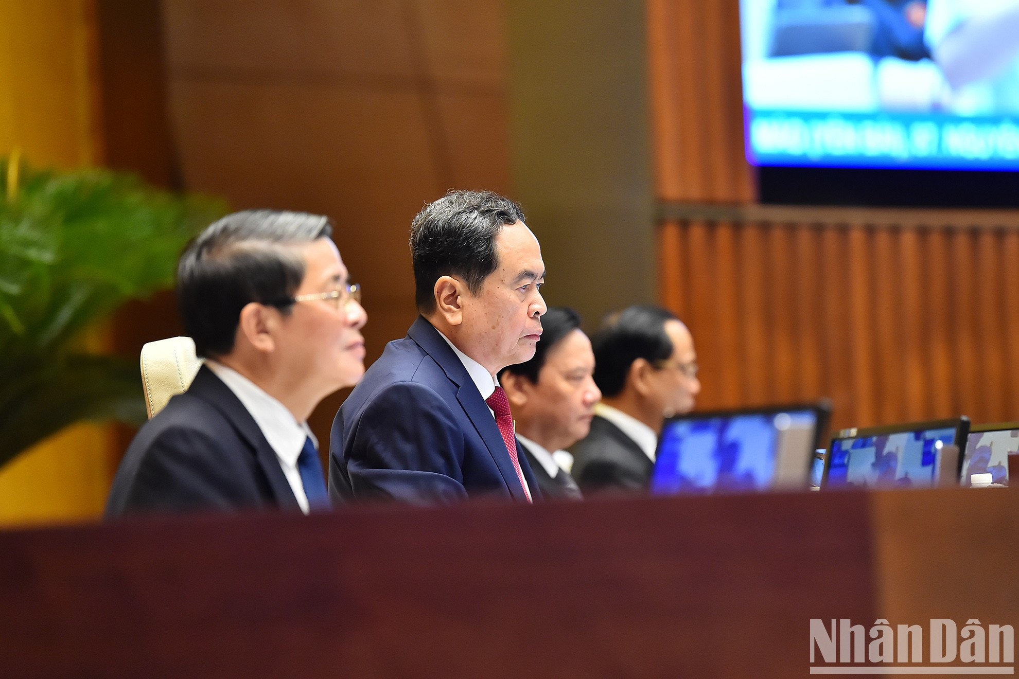 El presidente del Parlamento, Tran Thanh Man, y los subjefes del órgano. El presidente del Parlamento, Tran Thanh Man, y los subjefes del órgano.