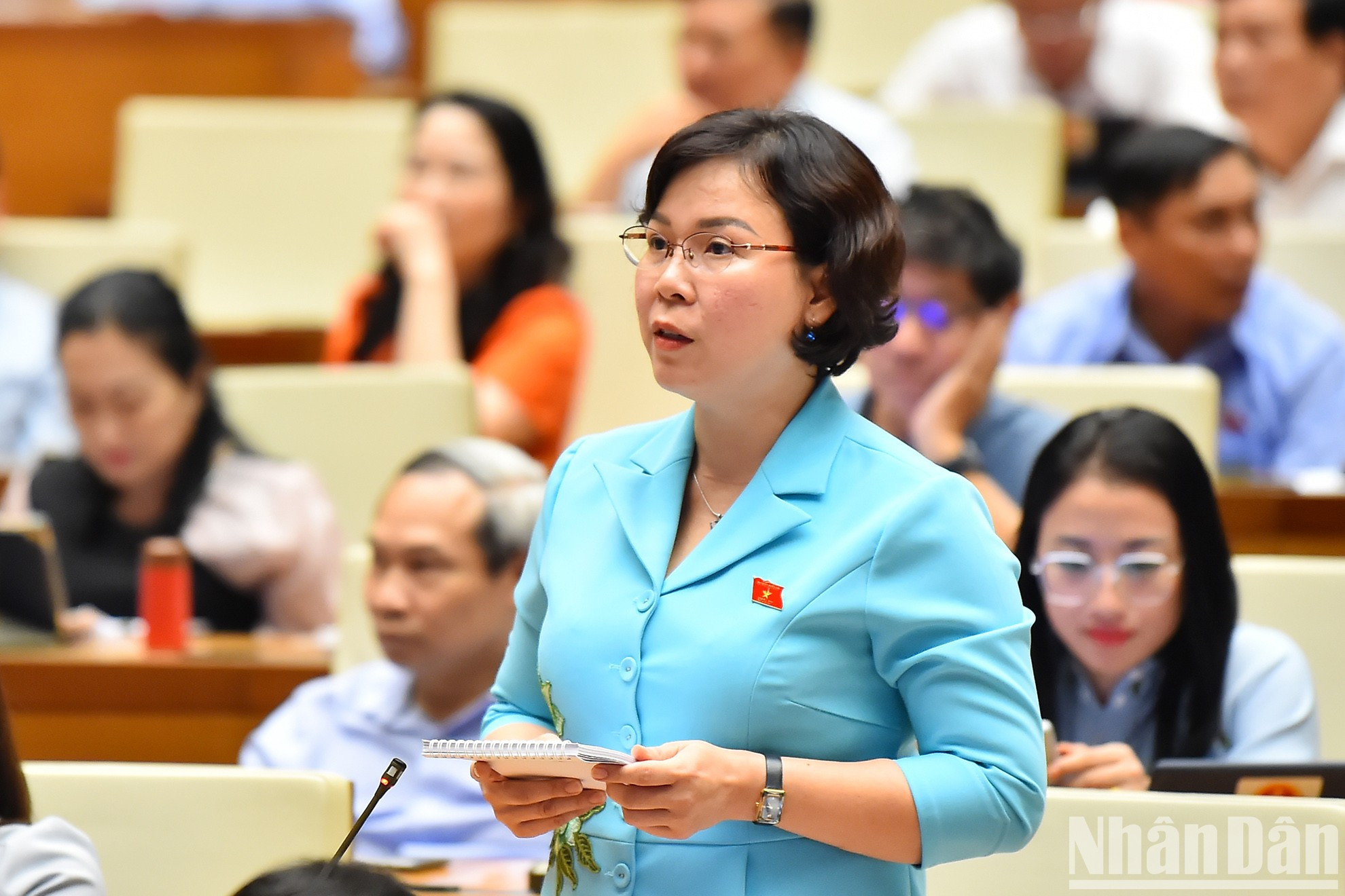 La diputada Tran Thi Thanh Lam, de la delegación parlamentaria de la sureña provincia de Ben Tre, plantea su pregunta al ministro Nguyen Hong Dien. La diputada Tran Thi Thanh Lam, de la delegación parlamentaria de la sureña provincia de Ben Tre, plantea su pregunta al ministro Nguyen Hong Dien.