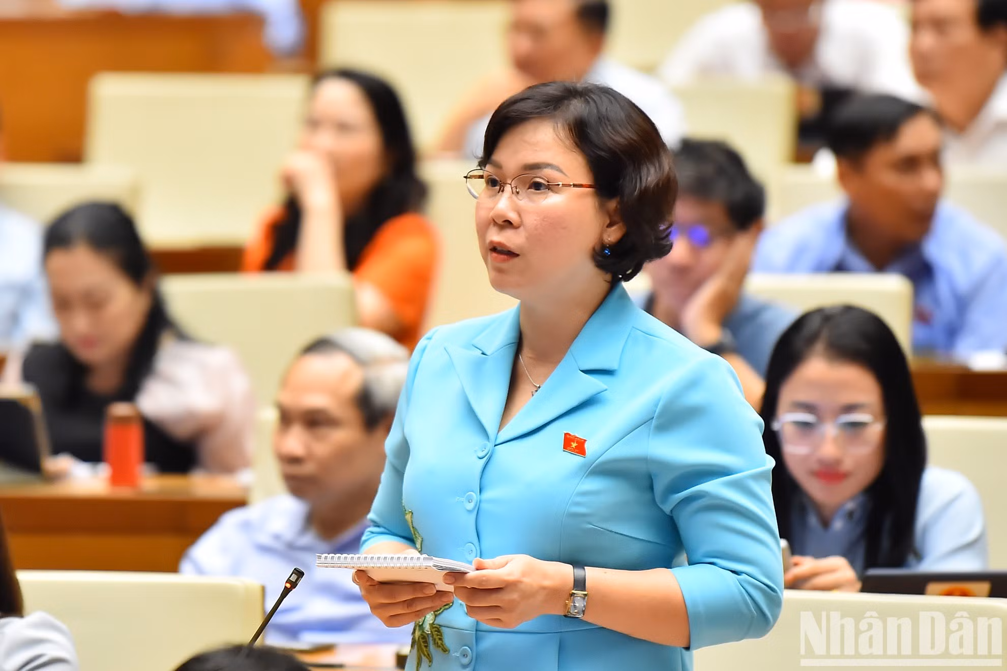 La diputada Tran Thi Thanh Lam, de la delegación parlamentaria de la sureña provincia de Ben Tre, plantea su pregunta al ministro Nguyen Hong Dien.