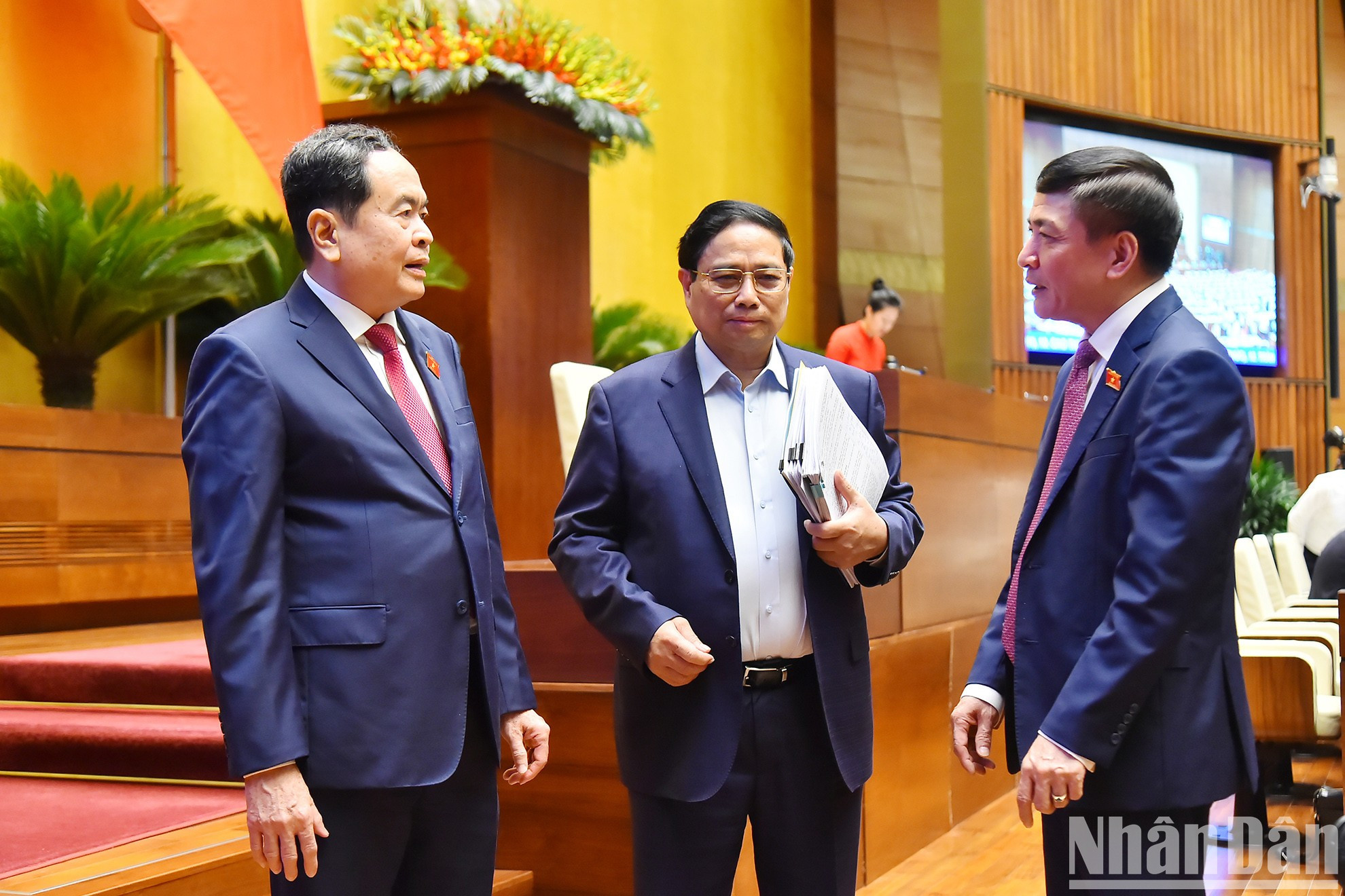 Los jefes del Legislativo y del Ejecutivo, Tran Thanh Man y Pham Minh Chinh, respectivamente, conversan con el secretario general de la Asamblea Nacional y jefe de la Oficina Parlamentaria, Bui Van Cuong, al margen de la sesión. Los jefes del Legislativo y del Ejecutivo, Tran Thanh Man y Pham Minh Chinh, respectivamente, conversan con el secretario general de la Asamblea Nacional y jefe de la Oficina Parlamentaria, Bui Van Cuong, al margen de la sesión.
