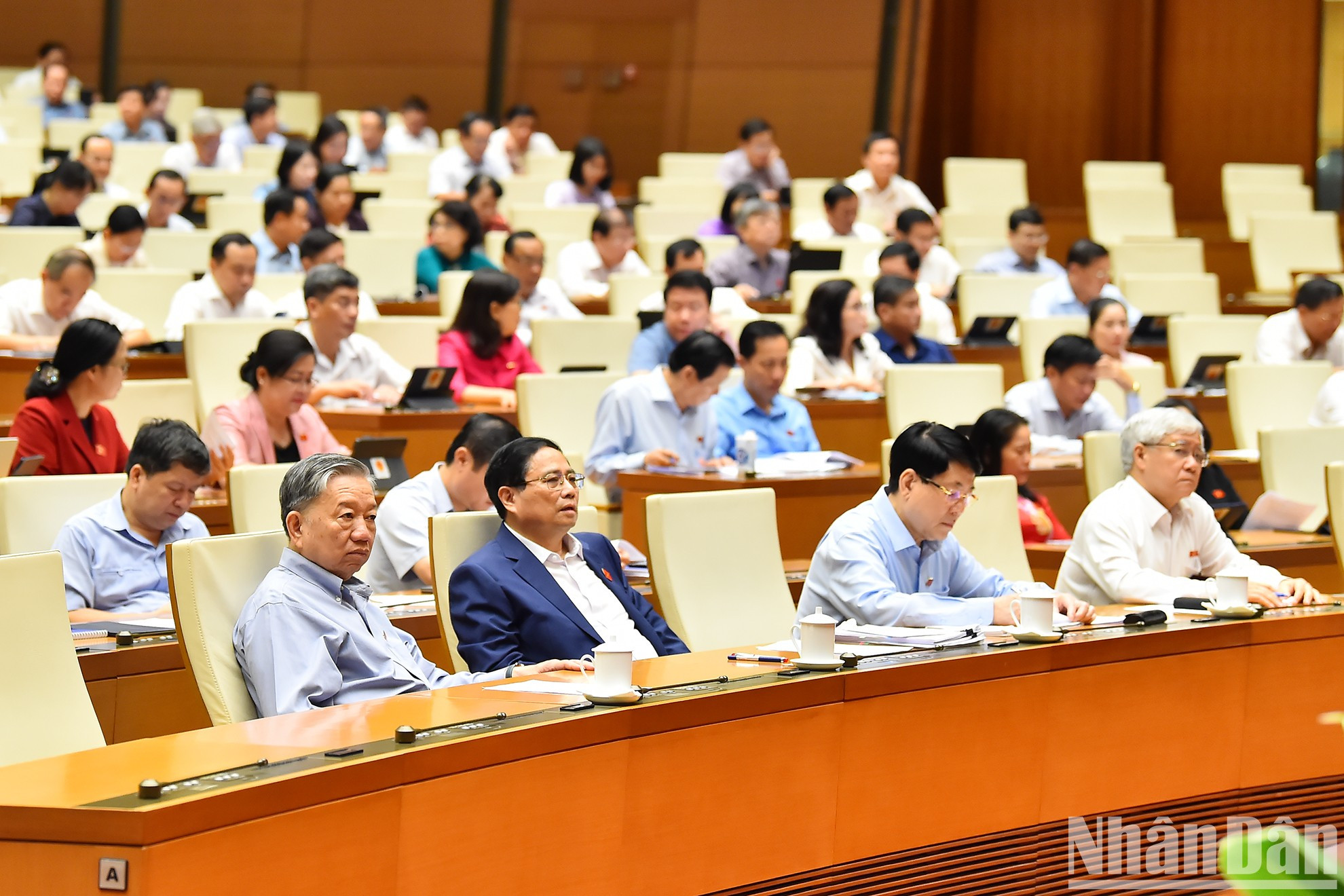 (De izquierda a derecha, primera fila) Presidente To Lam; Primer Ministro Pham Minh Chinh; Miembro permanente del Secretariado del Comité Central del Partido, Luong Cuong; Presidente del Comité Central del Frente Vietnamita de la Patria, Do Van Chien. (De izquierda a derecha, primera fila) Presidente To Lam; Primer Ministro Pham Minh Chinh; Miembro permanente del Secretariado del Comité Central del Partido, Luong Cuong; Presidente del Comité Central del Frente Vietnamita de la Patria, Do Van Chien.