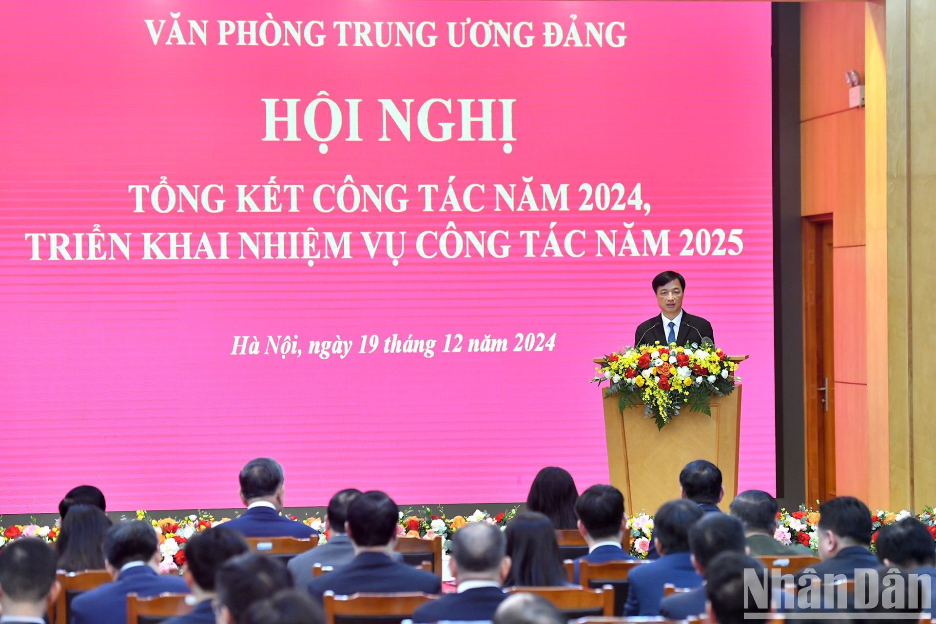 Nguyen Duy Ngoc, miembro del Secretariado del Comité Central del Partido y jefe de la Oficina del Comité Central del Partido, interviene en la cita. Nguyen Duy Ngoc, miembro del Secretariado del Comité Central del Partido y jefe de la Oficina del Comité Central del Partido, interviene en la cita.
