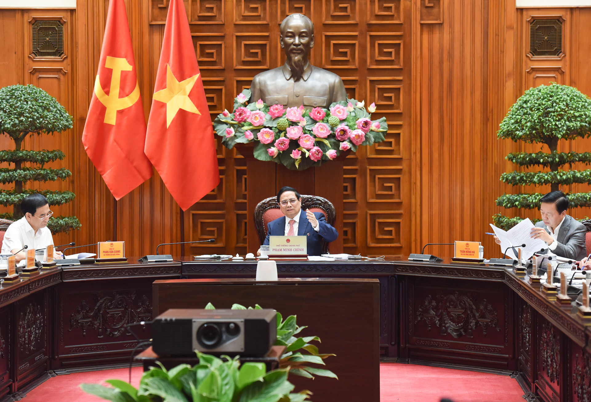 [Foto] Premier vietnamita analiza proyectos en campos de educación y salud