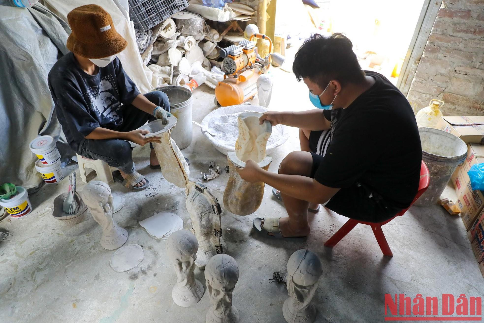 Hong Nhat emprendió este negocio en 2010, pero sus primeros trofeos no tenían suficientes valores estéticos para lanzarse al mercado y terminaron como regalos entre familiares. Luego de años de estudio, en 2014 estrenó el prototipo más “perfecto” y a partir de ahí ha vendido centenares de productos a los amantes del balompié.