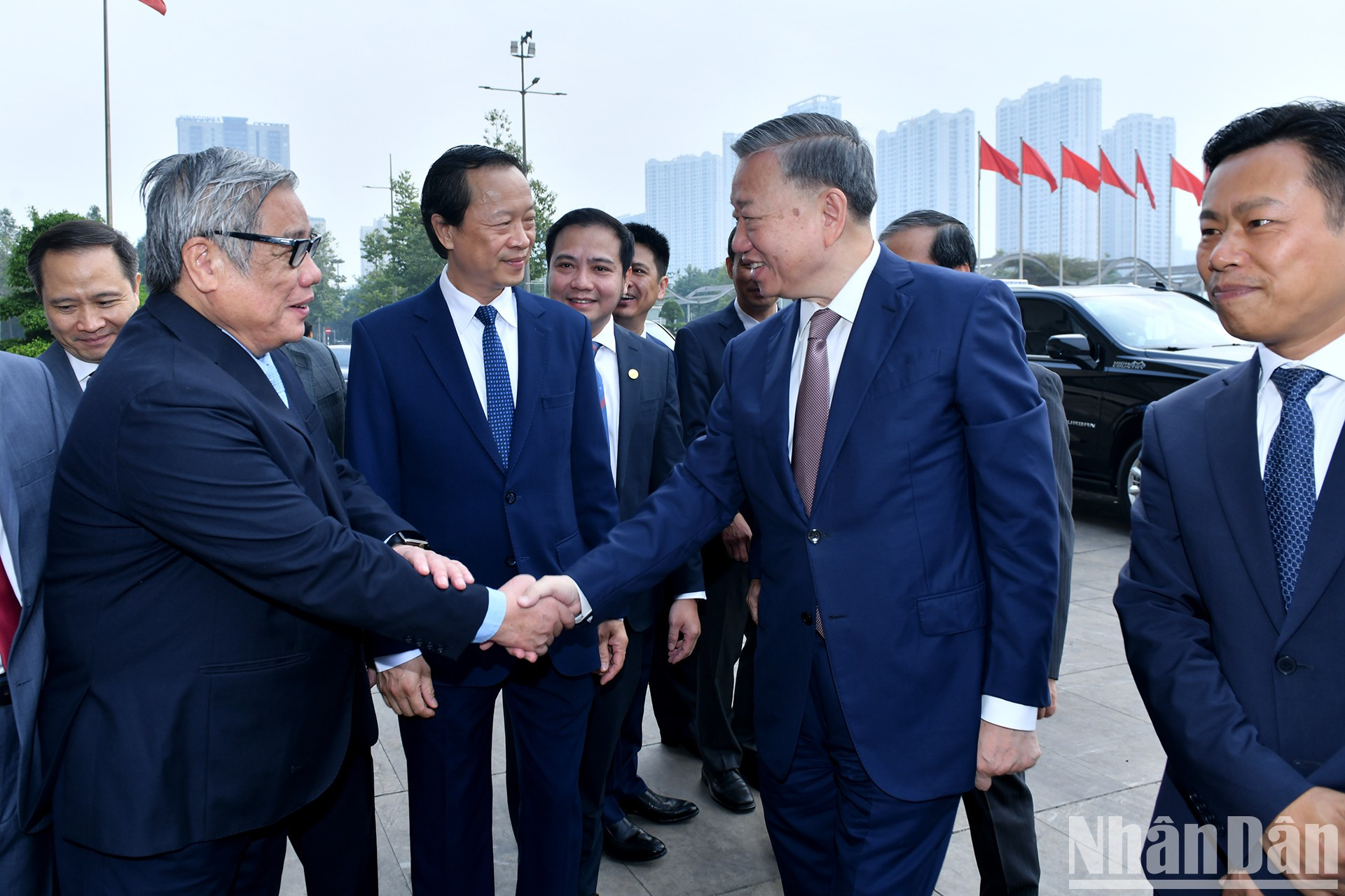 El secretario general del PCV, To Lam, se reúne con docentes y gestores educativos con motivo del Día del Maestro Vietnamita. El secretario general del PCV, To Lam, se reúne con docentes y gestores educativos con motivo del Día del Maestro Vietnamita.