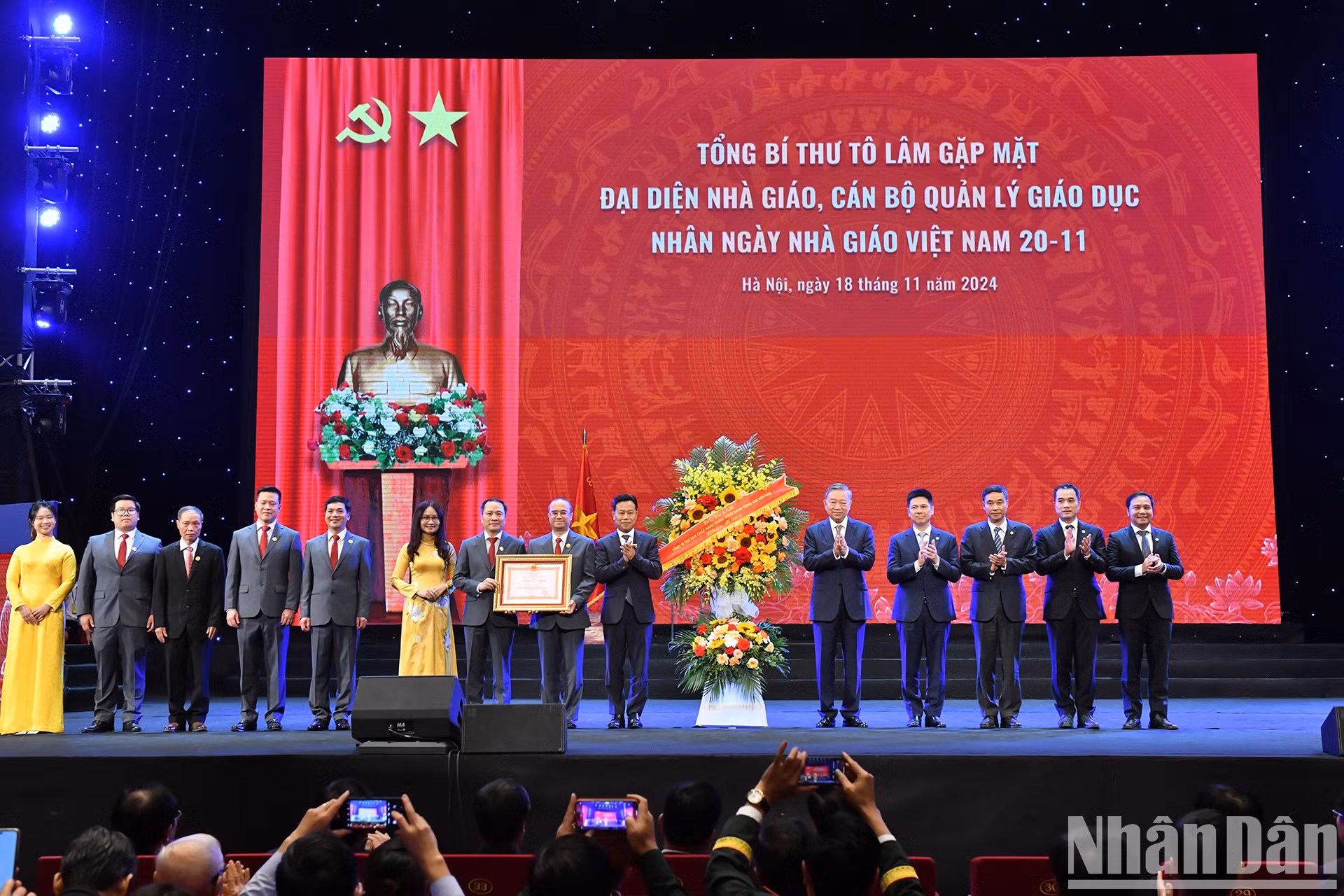 To Lam felicita por la efeméride a miembros del contingente educativo nacional.