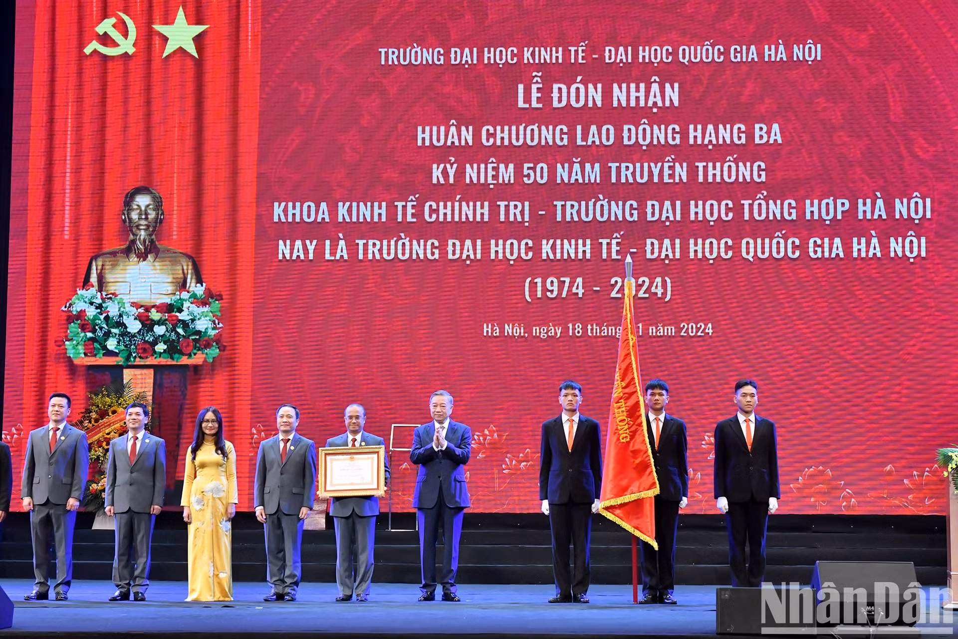 El líder del PCV otorga la Orden del Trabajo de tercera clase a la Facultad de Economía de la Universidad Nacional de Hanói.