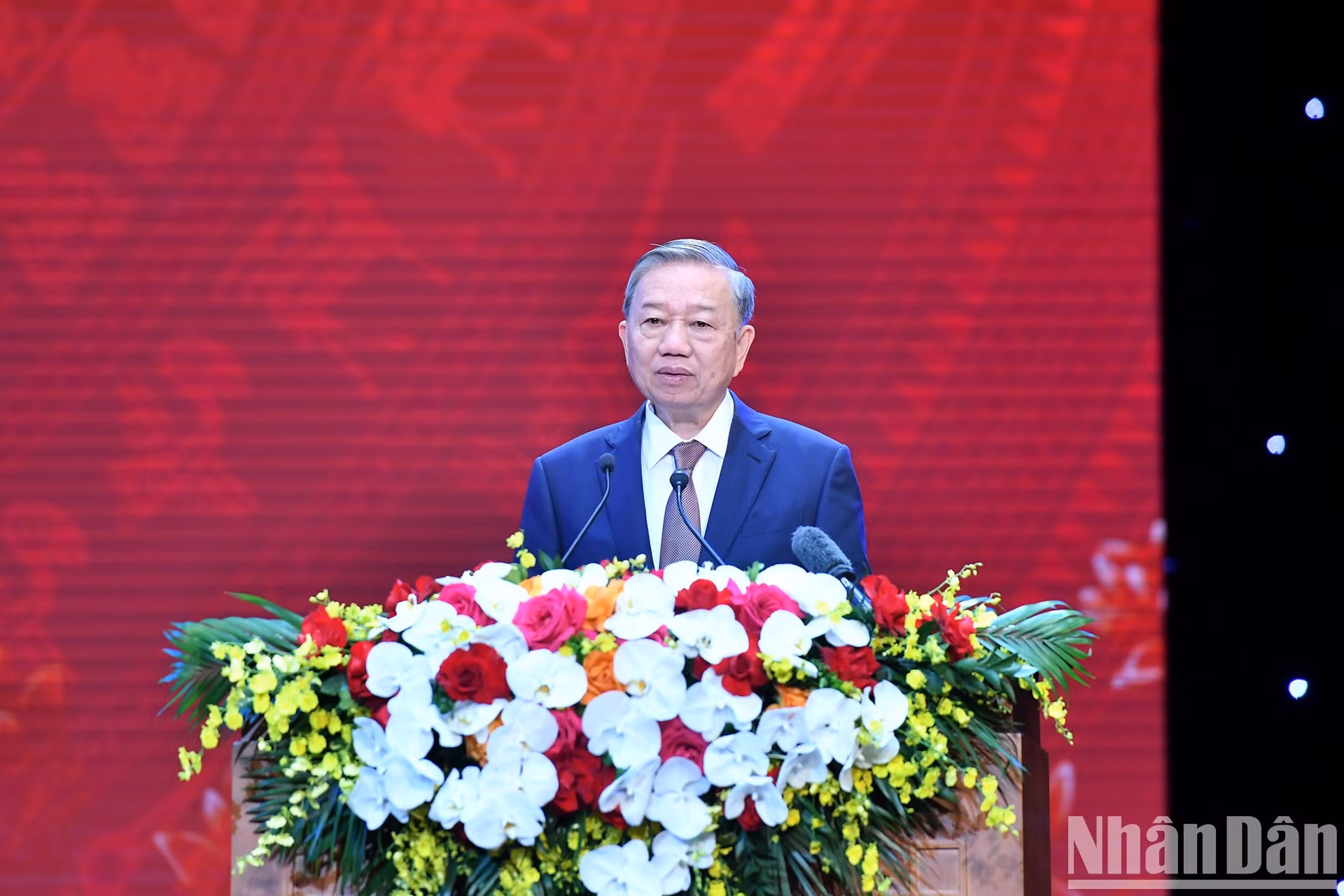 El máximo dirigente político del país da palabras.