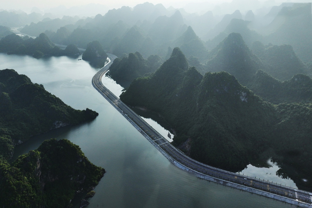 El paseo marítimo de Ha Long-Cam Pha, en palabras de los turistas, es la ruta paisajística más hermosa de Vietnam. Sirve de artería entre la Bahía de Ha Long, Patrimonio Mundial reconocido por la Unesco, y la bahía de Bai Tu Long, una joya aún desconocida de la provincia. El paseo marítimo de Ha Long-Cam Pha, en palabras de los turistas, es la ruta paisajística más hermosa de Vietnam. Sirve de artería entre la Bahía de Ha Long, Patrimonio Mundial reconocido por la Unesco, y la bahía de Bai Tu Long, una joya aún desconocida de la provincia.