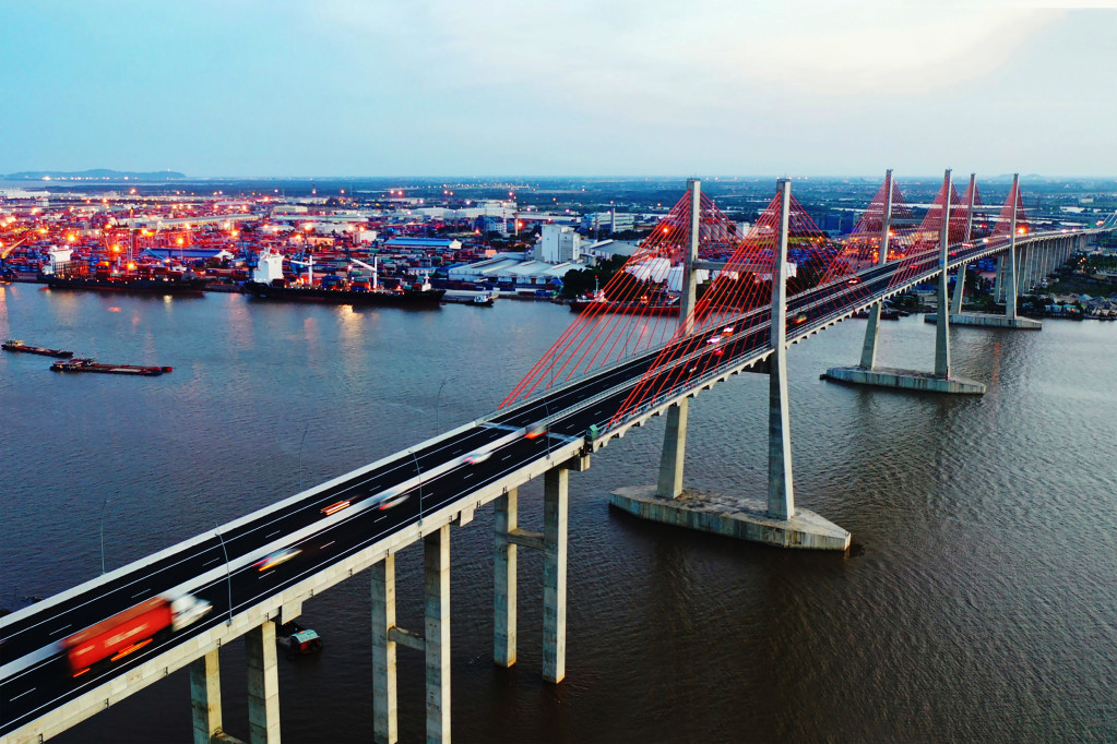 El puente de Bach Dang, uno de los seis atirantados con más vanos en el mundo que son diseñados y edificados por vietnamitas, constituye un símbolo de la construcción de puentes y carreteras del sector de transporte nacional. Tiene tres soportes en forma de la letra H, que representan el triángulo económico del norte (Hanói, la urbe portuaria de Hai Phong y la ciudad de Ha Long, en Quang Ninh). El puente de Bach Dang, uno de los seis atirantados con más vanos en el mundo que son diseñados y edificados por vietnamitas, constituye un símbolo de la construcción de puentes y carreteras del sector de transporte nacional. Tiene tres soportes en forma de la letra H, que representan el triángulo económico del norte (Hanói, la urbe portuaria de Hai Phong y la ciudad de Ha Long, en Quang Ninh).