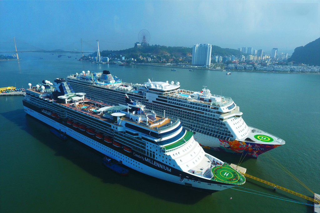 El puerto marítimo internacional de Ha Long tiene un atraque de 524 metros de largo, capaz de recibir a la vez dos buques de hasta ocho mil 400 pasajeros. Esta área está conectada a la orilla por un puente flotante en la bahía de Cua Luc, de 785 metros de largo y 11,5 metros de ancho. El puerto marítimo internacional de Ha Long tiene un atraque de 524 metros de largo, capaz de recibir a la vez dos buques de hasta ocho mil 400 pasajeros. Esta área está conectada a la orilla por un puente flotante en la bahía de Cua Luc, de 785 metros de largo y 11,5 metros de ancho.