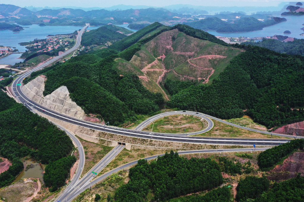La autopista de Ha Long-Van Don, de 60 kilómetros y receptora de unos 456 millones dólares de capital privado, enlaza el aeropuerto internacional de Van Don con la ciudad de Ha Long, centros económicos y turísticos, y el oeste de la provincia. La autopista de Ha Long-Van Don, de 60 kilómetros y receptora de unos 456 millones dólares de capital privado, enlaza el aeropuerto internacional de Van Don con la ciudad de Ha Long, centros económicos y turísticos, y el oeste de la provincia.