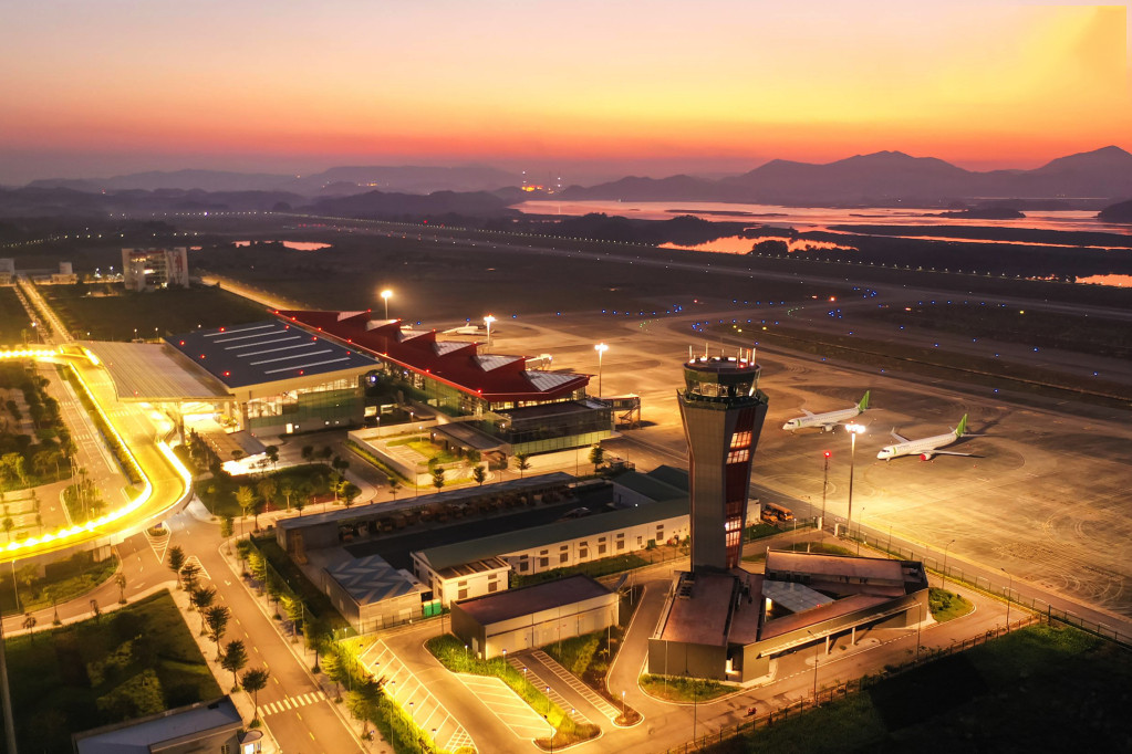 El aeropuerto internacional de Van Don es el primero de inversión privada en Vietnam y posee la pista más larga del país con 3,6 kilómetros. En 2019 fue honrado como Aeropuerto Nuevo Líder en el Mundo por los Premios Mundiales de Viajes. El aeropuerto internacional de Van Don es el primero de inversión privada en Vietnam y posee la pista más larga del país con 3,6 kilómetros. En 2019 fue honrado como Aeropuerto Nuevo Líder en el Mundo por los Premios Mundiales de Viajes.