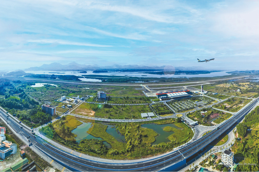 La autopista de Van Don-Mong Cai, de 80 kilómetros y más de 539 millones de inversión, junto con las de Ha Long-Hai Phong y Ha Long-Van Don conforma los mencionados 176 kilómetros de carretera. Se trata de un proyecto de especial importancia para Quang Ninh, pues marca el perfeccionamiento de los diversos medios de transporte locales y convierte a la provincia en la poseedora del mayor ritmo de desarrollo vial en el país. La autopista de Van Don-Mong Cai, de 80 kilómetros y más de 539 millones de inversión, junto con las de Ha Long-Hai Phong y Ha Long-Van Don conforma los mencionados 176 kilómetros de carretera. Se trata de un proyecto de especial importancia para Quang Ninh, pues marca el perfeccionamiento de los diversos medios de transporte locales y convierte a la provincia en la poseedora del mayor ritmo de desarrollo vial en el país.