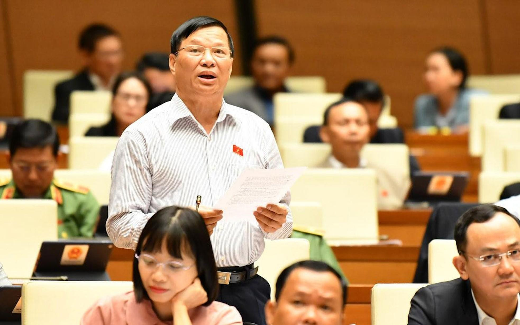 El miembro de la delegación parlamentaria de la norteña provincia de Vinh Phuc, Tran Van Tien, aporta sus opiniones. El miembro de la delegación parlamentaria de la norteña provincia de Vinh Phuc, Tran Van Tien, aporta sus opiniones.