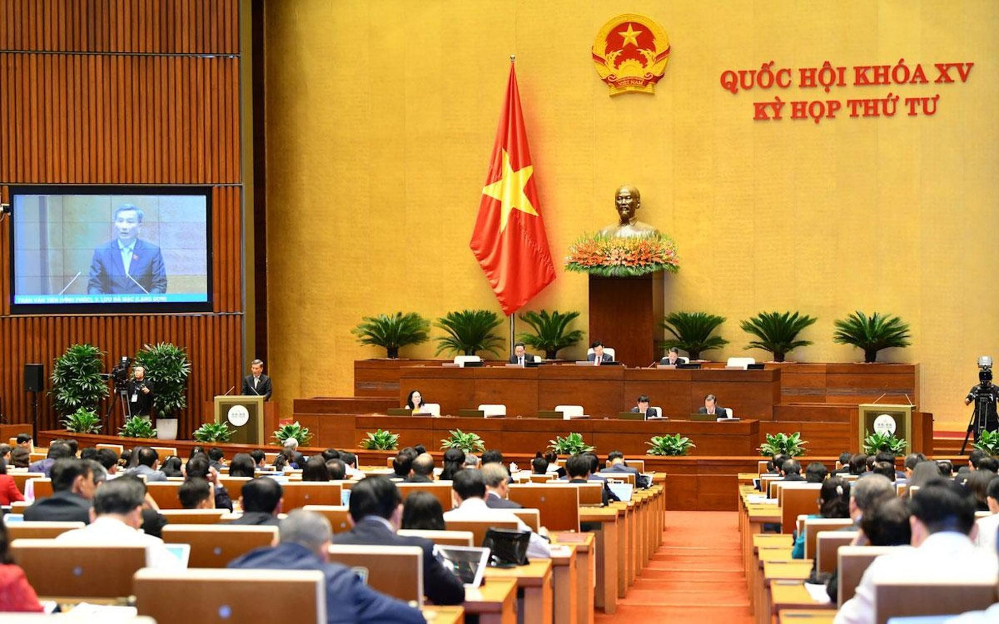 Escena de la sesión vespertina del 21 de octubre en el salón de Dien Hong, en la Casa Parlamentaria. Escena de la sesión vespertina del 21 de octubre en el salón de Dien Hong, en la Casa Parlamentaria.